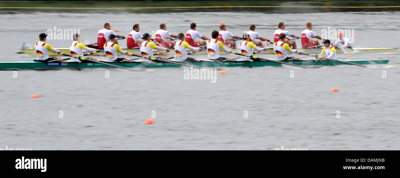 Die deutsche kämpft acht der Herrenmannschaft (vorne) gegen die acht aus Polen während der Ruder WM in Hamburg, Deutschland, 19. Juni 2011. Die deutsche acht setzt ihre Reihe der Erfolg. Seit der Niederlage bei den Olympischen Spielen 2008 in Peking bleibt das Boot in 23 Rennen ungeschlagen. Deutschland, unter der Leitung von Schlagmann Sebastian Schmidt, verbannt, Polen zum zweiten und die Tschechen an Dritte Stockfoto