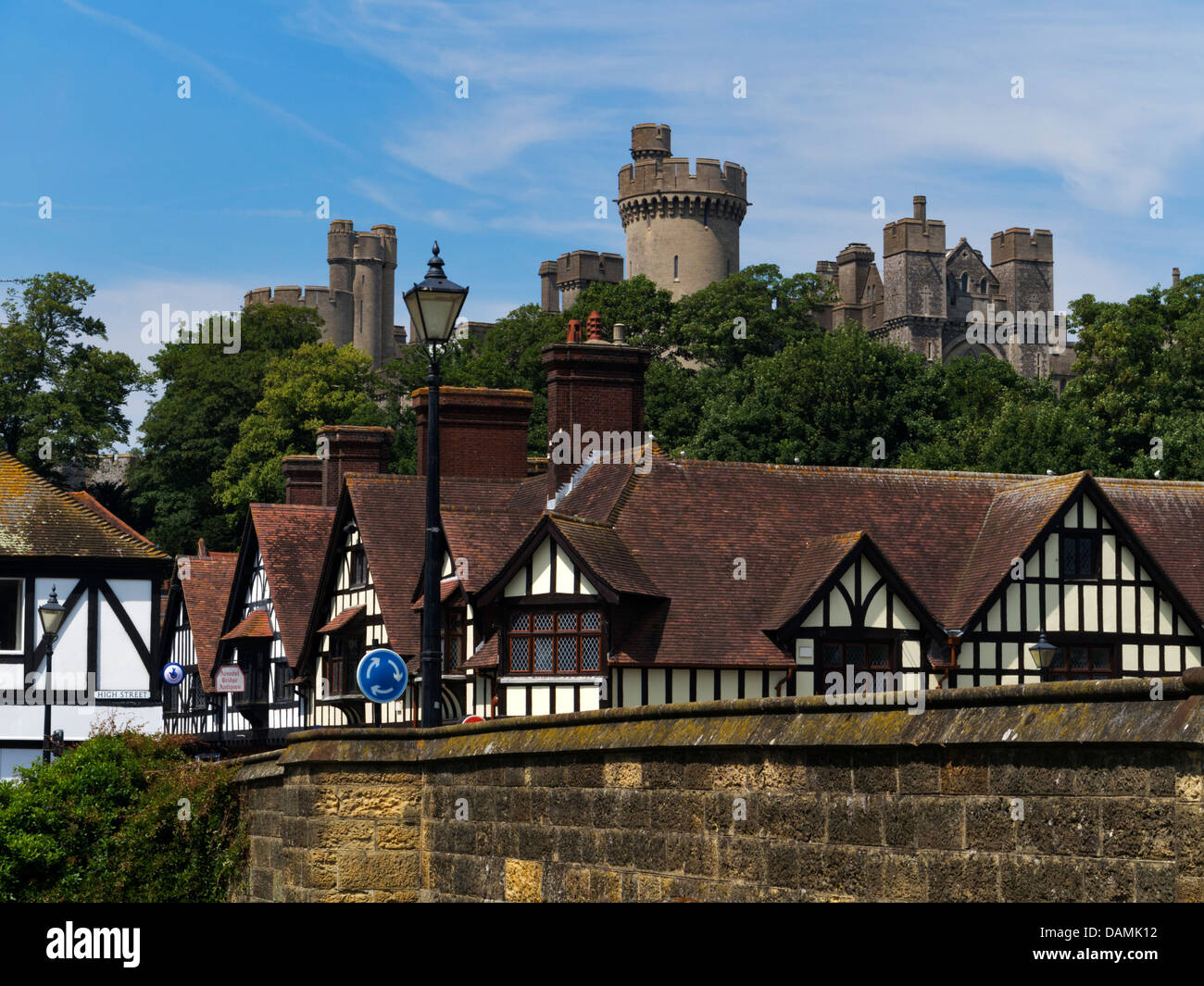 Arundel, West Sussex, UK, Anzeige von Arundel Castle von der Brücke über den Fluss Arun Stockfoto