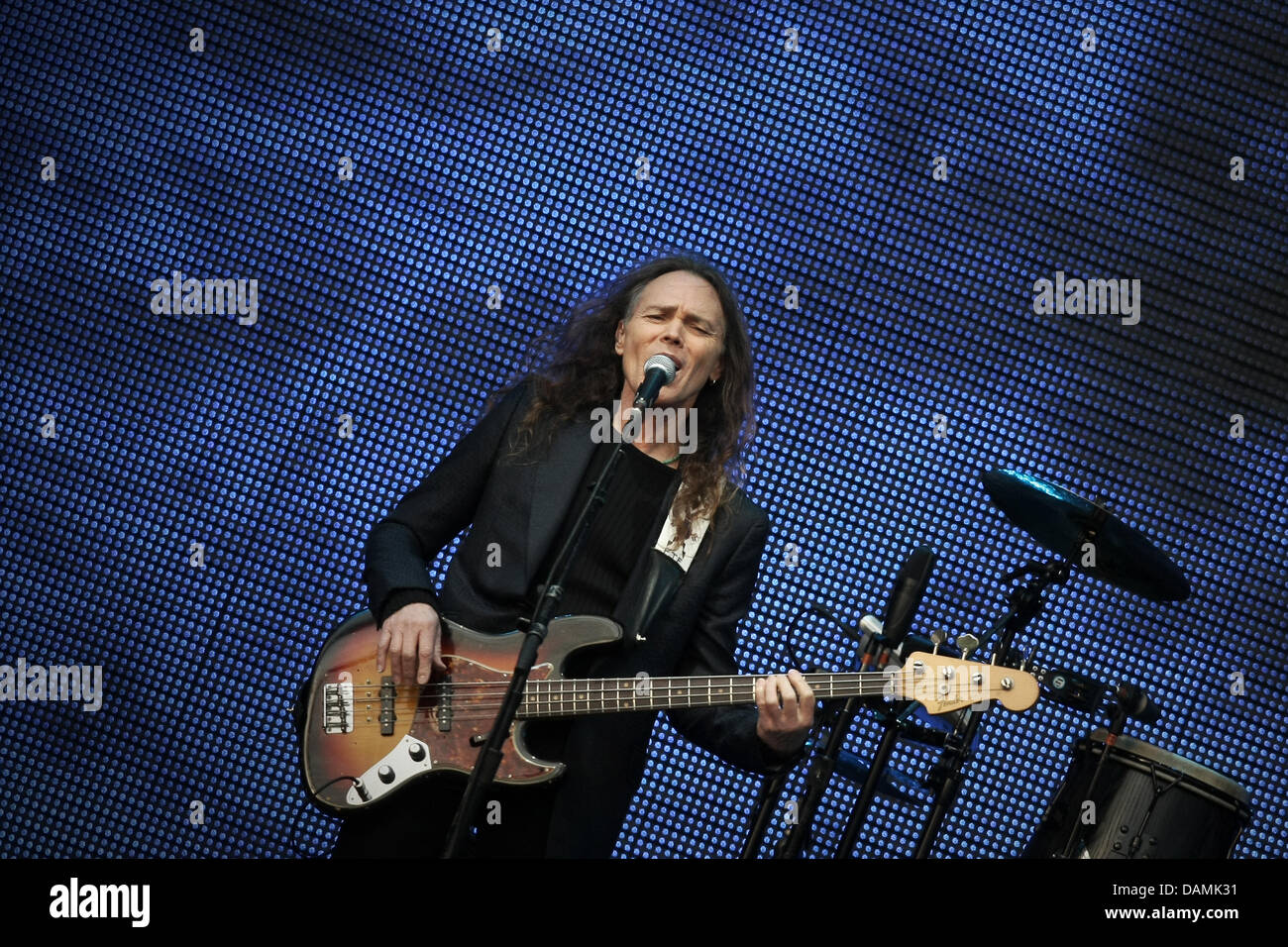 Mitglied der Fhe-Rock-Band "Eagles" Timothy B. Schmit führt auf der Bühne die Band erste Konzert der Deutschland-Tour auf dem "Bowling Green" in Wiesbaden, Deutschland, 19. Juni 2011. Die Eagles begann ihre Tour unter dem Titel "Long Road Out Of Eden". Foto: Fredrik von Erichsen Stockfoto