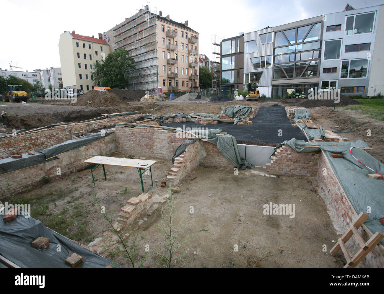 Stiftungen sind auf dem Gelände der Gedenkstätte Berliner Mauer an der Bernauer Straße, Berlin, Deutschland, 20. Juni 2011 ausgesetzt. Die Stiftung informiert über die Erweiterung der Mauer-Gedenkstätte Berliner Mauer. Foto: STEPHANIE PILICK Stockfoto