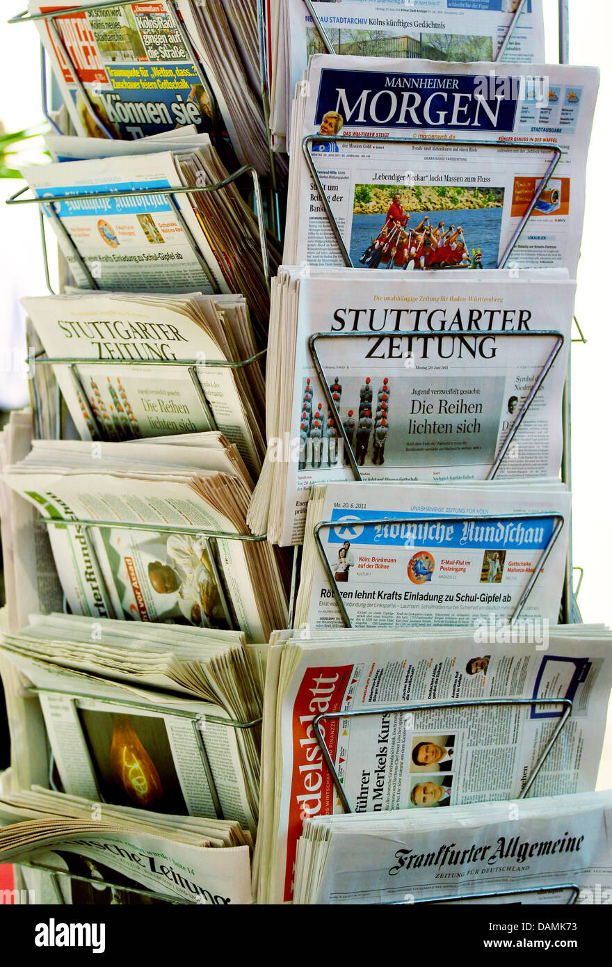 Ein Zeitungsständer steht bei der Media Forum Nordrhein-Westfalen in Köln, 20. Juni 2011. Ministerpräsidenten des Landes Nordrhein-Westfalen Hannelore Kraft eröffnete das Forum. Das diesjährige Thema ist "von Medien, macht und Menschen" ("Von Medien, Macht Und Menschen"), die jedermanns Möglichkeit, Meinungen mit einem weltweiten Publikum durch soziale Netzwerke teilen soll. Foto: Oliver Stockfoto