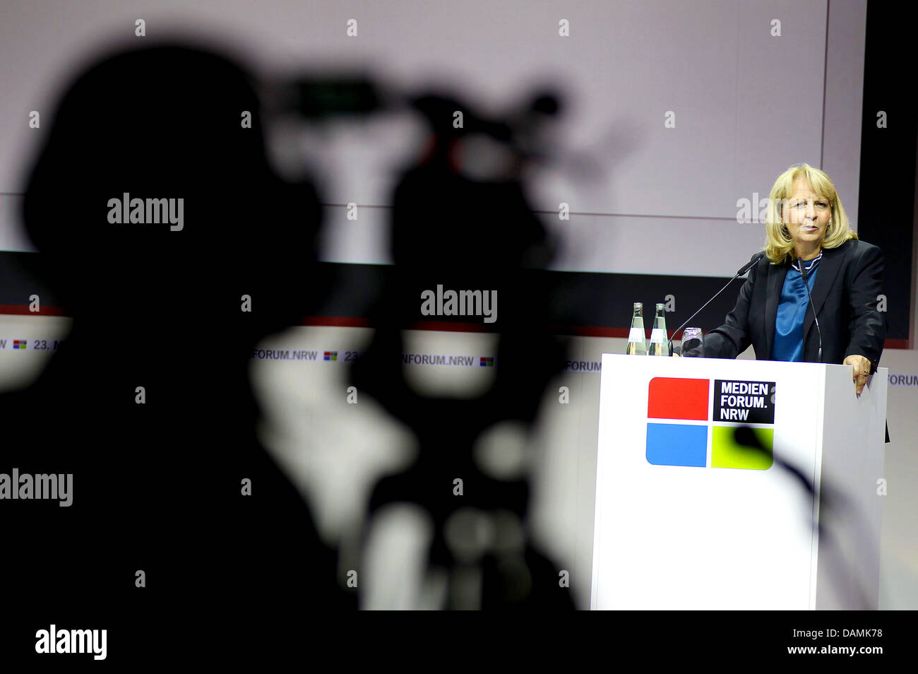 Ministerpräsidenten des Landes Nordrhein-Westfalen, Hannelore Kraft, spricht bei der Media Forum Nordrhein-Westfalen in Köln, 20. Juni 2011. Kraft eröffnete das Forum. Das diesjährige Thema ist "von Medien, macht und Menschen" ("Von Medien, Macht Und Menschen"), die jedermanns Möglichkeit, Meinungen mit einem weltweiten Publikum durch soziale Netzwerke teilen soll. Foto: Oliver Berg Stockfoto