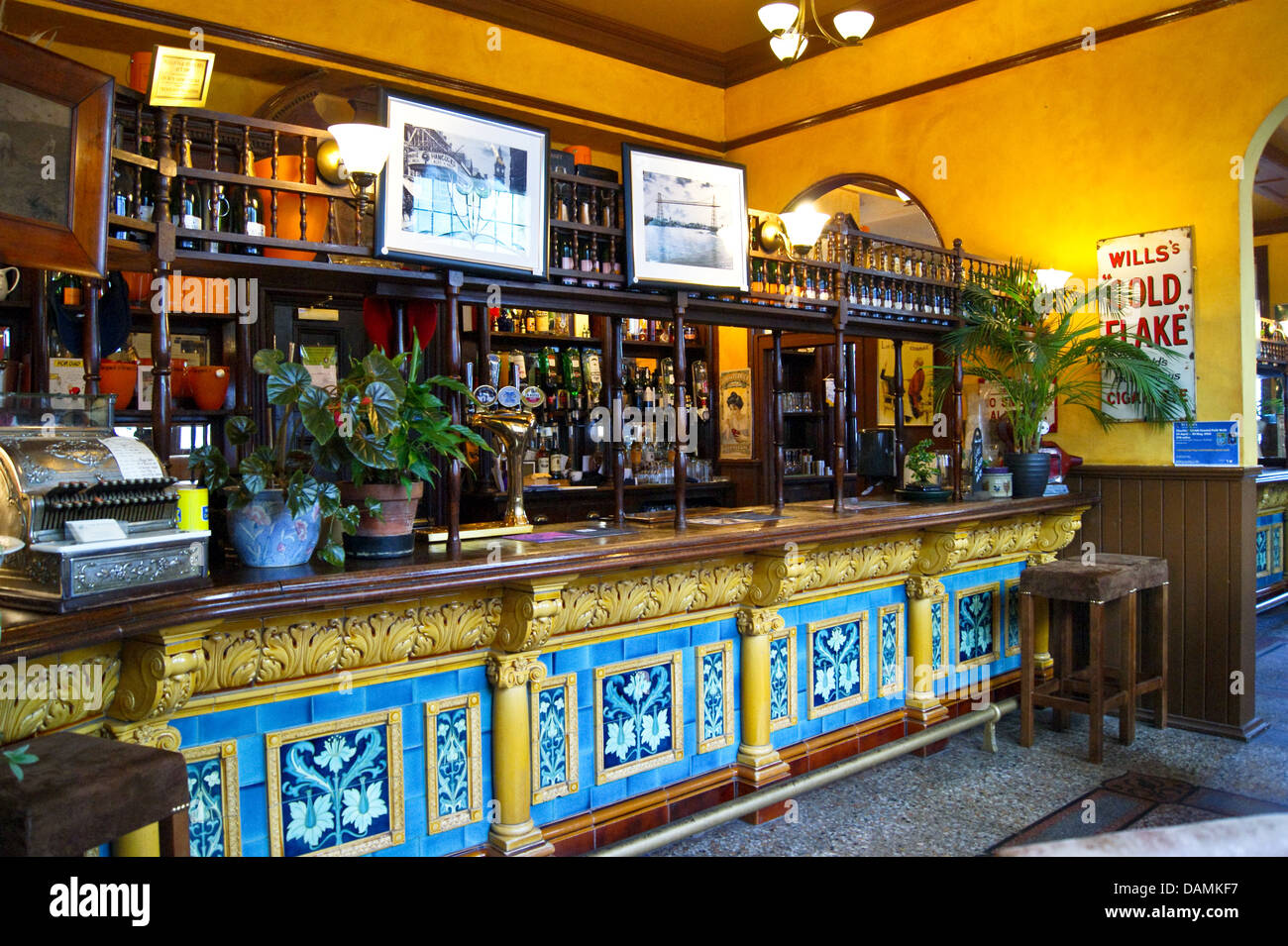 Gekachelte Akanthus Bar Innendesign von Waterloo Hotel (1870), Wales, Newport, Cas Newydd Stockfoto