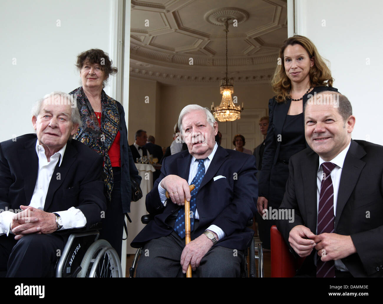 Anlässlich seines 85. Geburtstages sitzt der Schriftsteller und Ehrenbürger von Hamburg, Siegfried Lenz (L-R), neben seiner Frau Ulla, Altbundeskanzler Helmut Schmidt, Carola Veit, Präsident der Hamburger Bürgerschaft und Bürgermeister Olaf Scholz im Gäste-Haus von dem Senat in Hamburg, Deutschland, 22. Juni 2011. Lenz feierte seinen Geburtstag am 17. März 2011. Foto: ULRICH PERREY Stockfoto