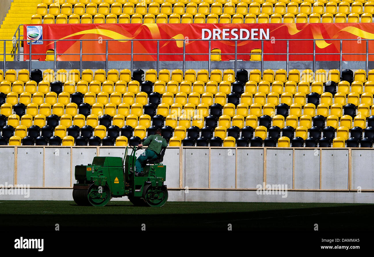 Die Tonhöhe ist für der Frauen WM 2011 im Gluecksgas-Stadion in Dresden, Deutschland, 23. Juni 2011 vorbereitet. Die FIFA Frauen WM findet vom 26. Juni bis 17. Juli 2011 in Deutschland. Foto: ARNO BURGI Stockfoto