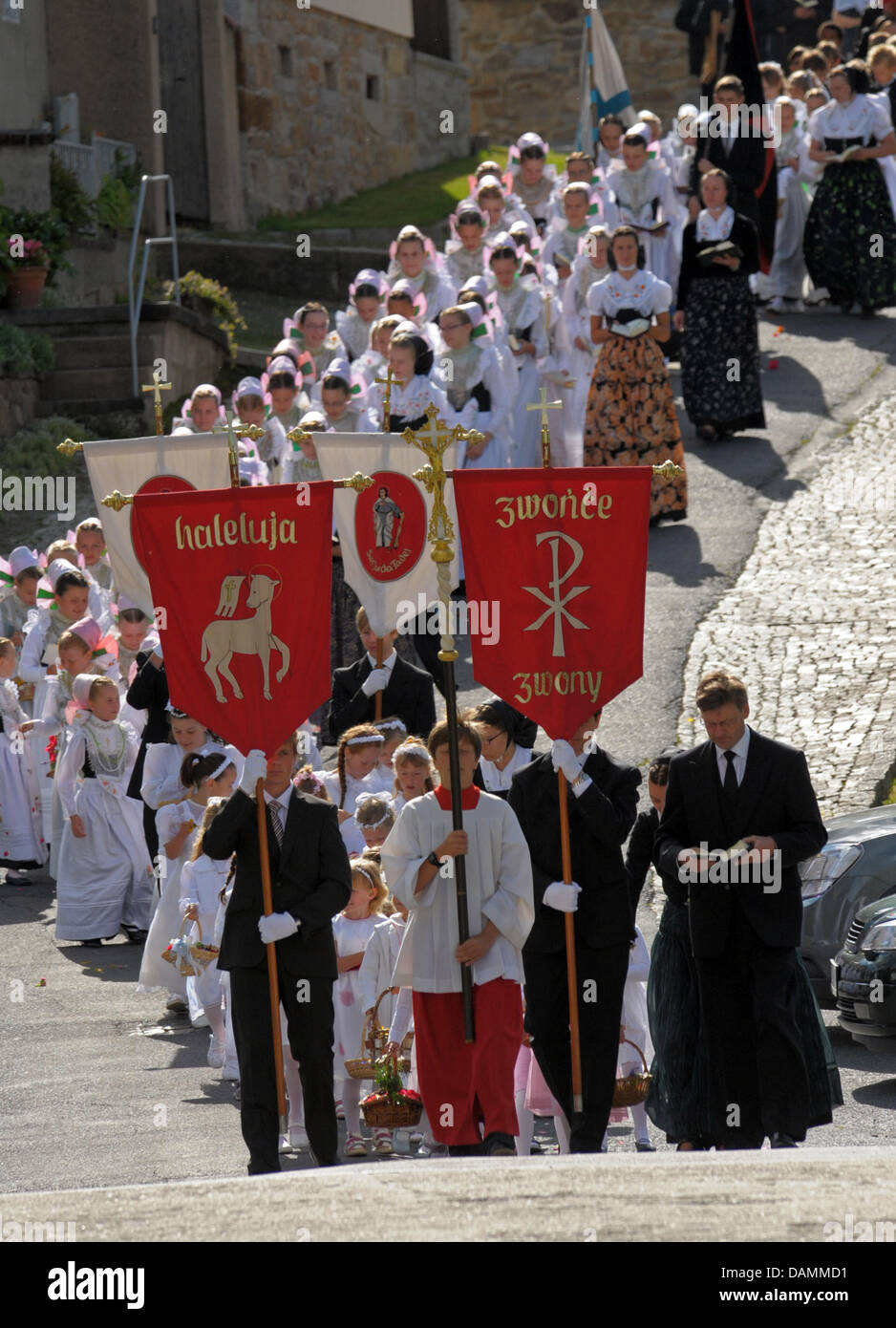 Die sorbischen Brautjungfern, die "Druschki", Fuß an der Vorderseite des Fronleichnams-Prozession in Crostwitz, Deutschland, 23. Juni 2011. Fronleichnam ist in nur 25, überwiegend katholischen Orten der Lusatia Region Sachsen gefeiert. Foto: MATTHIAS HIEKEL Stockfoto