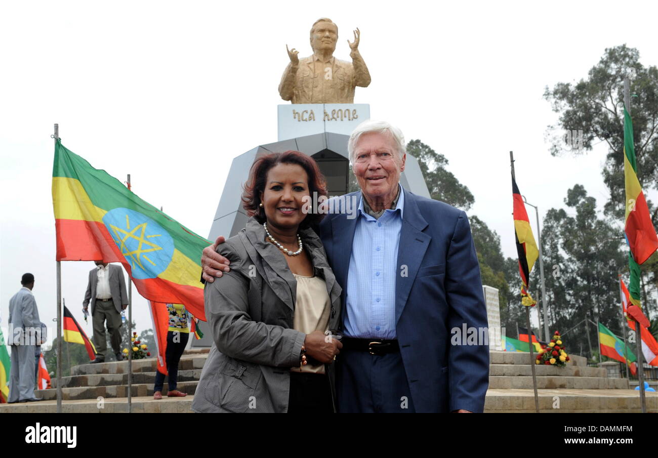 Gründer der Stiftung "Menschen für Menschen", Karlheinz Böhm (L) und seine Frau Almaz Böhm Stand vor enthüllt eine Skulptur mit Boehm Abbild während der Einweihung der "Karl-Platz" in Addis Abeba, Äthiopien, 23. Juni 2011. "Karl Platz" im Diplomatenviertel der Stadt ehrt 83 Jahre alten Karlheinz Boehm humanitäre Arbeit in Äthiopien. Foto: TOBIAS HASE Stockfoto