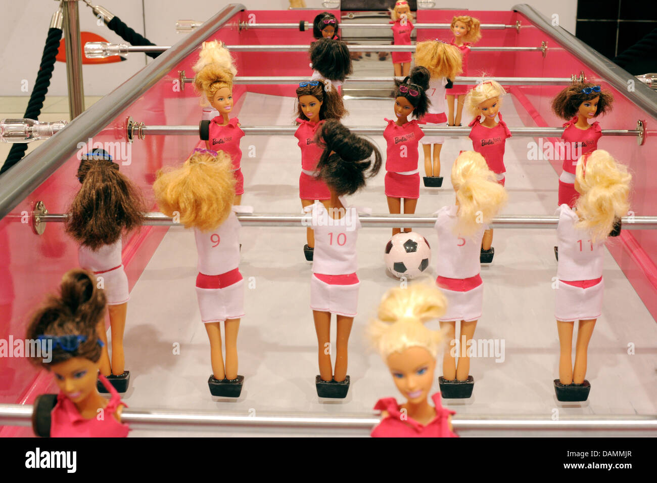 Die 20.000 Euro special Edition eine Barbie-Puppe-Tischfußball steht am  Einkaufszentrum KaDeWe in Berlin, Deutschland, 23. Juni 2011. Anlässlich  der bevorstehenden FIFA Frauen WM, ein Spielzeug-Hersteller übergroße  Tischfußball hat wurde getauft ...