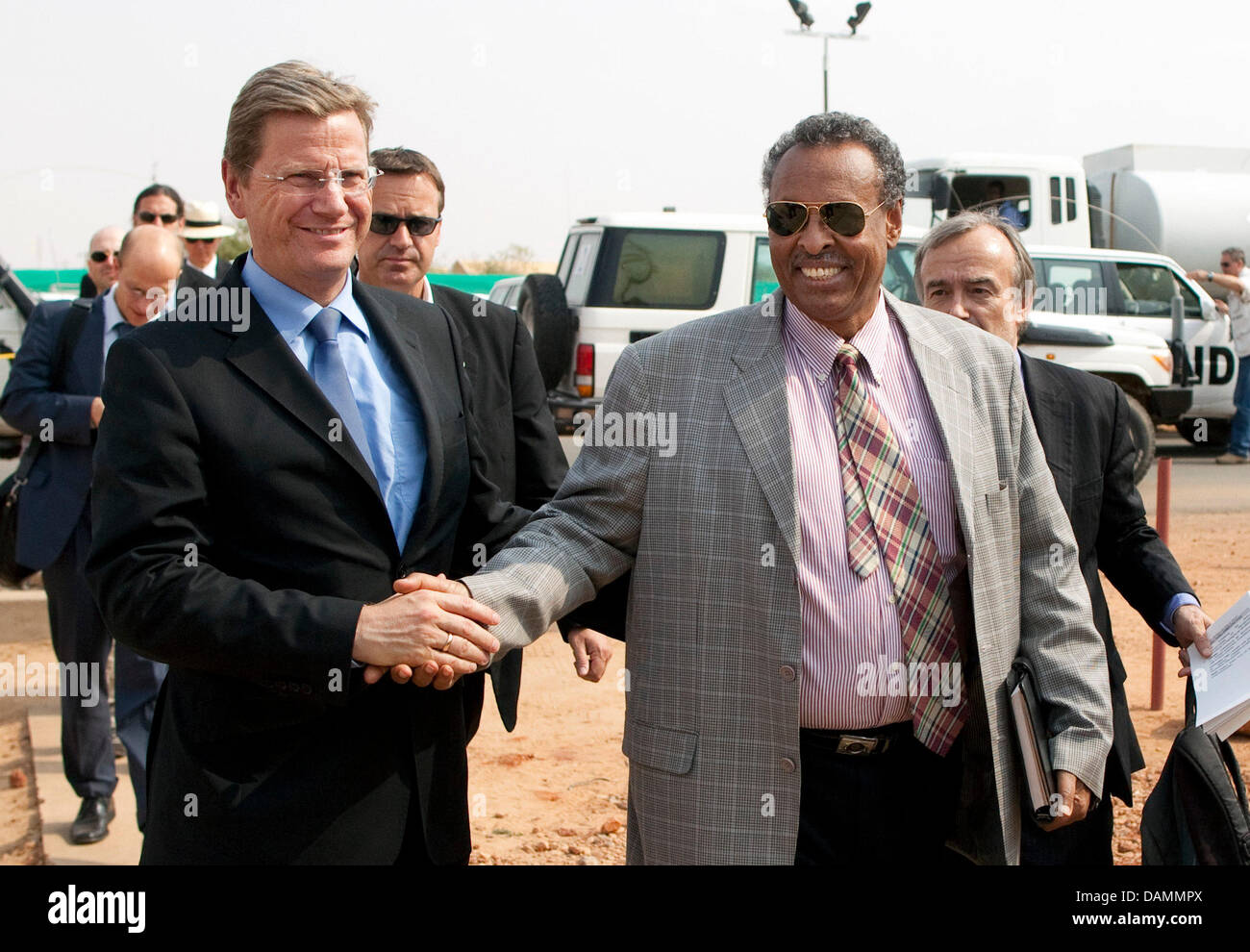 Deutscher Außenminister Guido Westerwelle (L) trifft stellvertretenden Joint Sonderbeauftragten für Hybrid Operation der Vereinten Nationen in Darfur (UNAMID), Mohammed Yonis in El Fasher, Sudan, 23. Juni 2011. Während seines Besuchs im Sudan Westerwelle wird zunächst Gespräche in der Hauptstadt Khartum in der Krisenregion Darfur und im Süden des Landes, einer Region, die Decl wird dann reisen Stockfoto