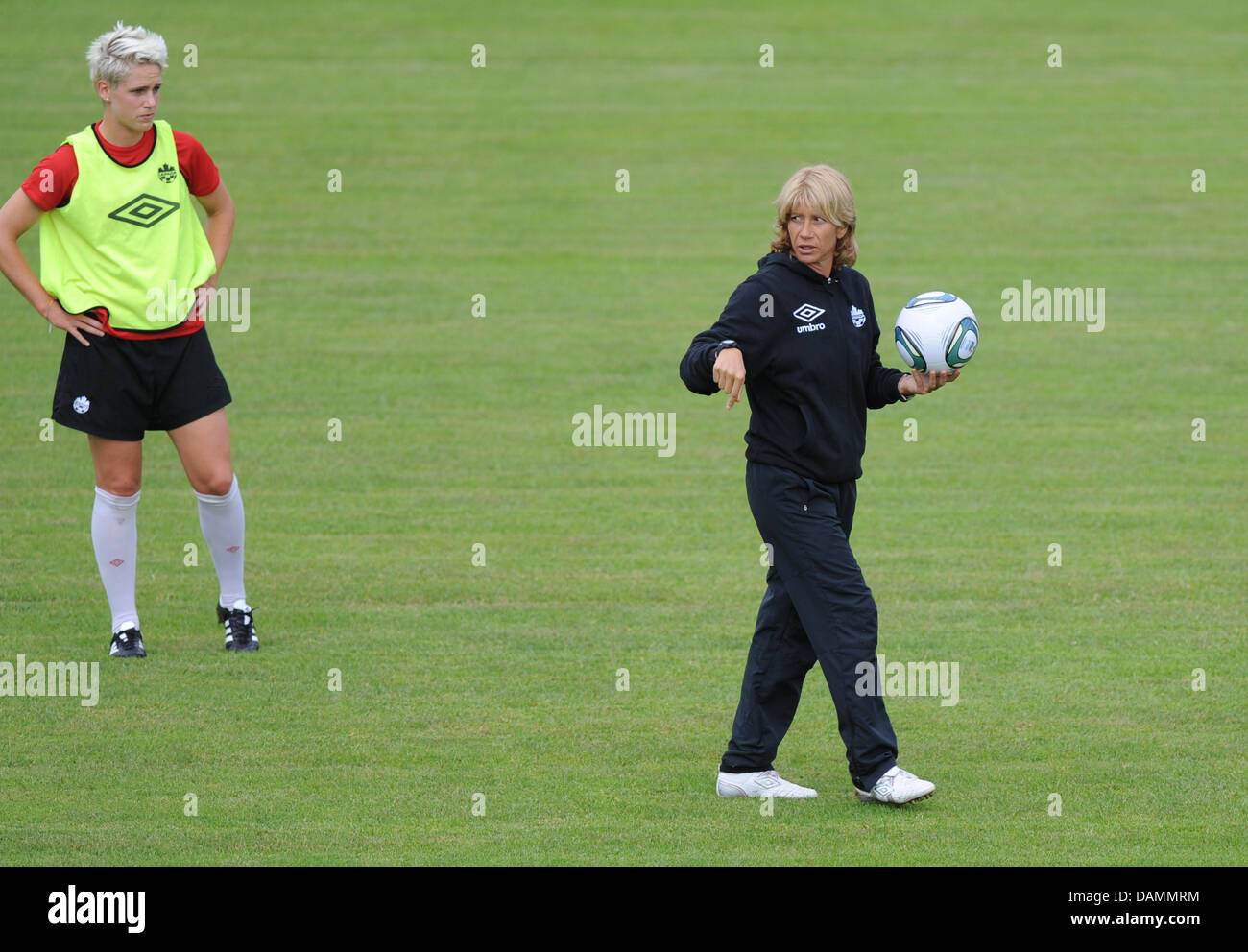 Die kanadische Frauen Fußball Nationaltrainer Carolina Morace (R) geht durch ihre Spieler Sophie Schmidt während einer Übung in Berlin, Deutschland, 23. Juni 2011. Am 26. Juni 2011 spielt Kanada der WM-Auftakt gegen Deutschland im Olympiastadion in Berlin. Foto: Rainer Jensen Stockfoto