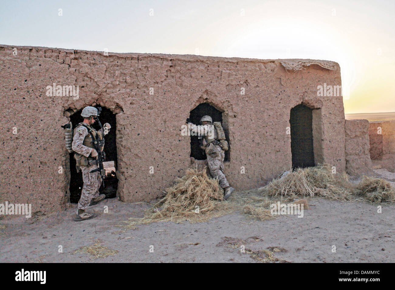 US-Marines suchen ein Lehmhaus während einer Patrouille Aufständischen in den Dörfern 5. Juli 2013 in der Provinz Helmand, Afghanistan. Stockfoto