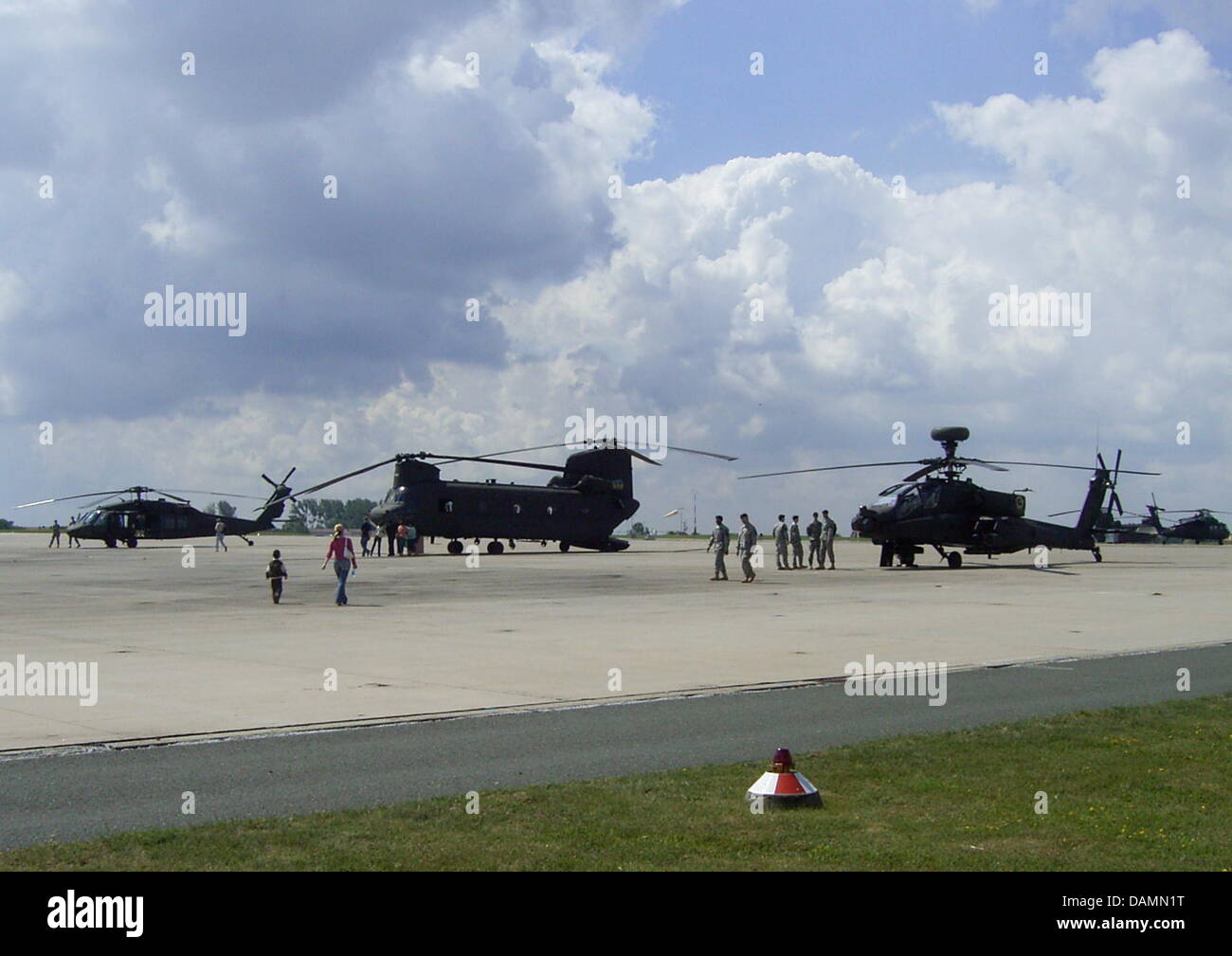 (DATEI) Ein Archivfoto vom 7. August 2006 zeigt U.S. militärischen Hubschrauber an die US-Garnison während einem Tag der offenen Tür in Katterbach, Deutschland. Die Freude der Rückkehr von der 12. uns Combat Aviation Brigade aus dem Irak wurde kurz gelebt, weil der Lärm der Hubschrauber die Nachtruhe der Tausende von Einwohnern von Ansbach, Deutschland stört. Foto: Matthias Neigenfind Stockfoto