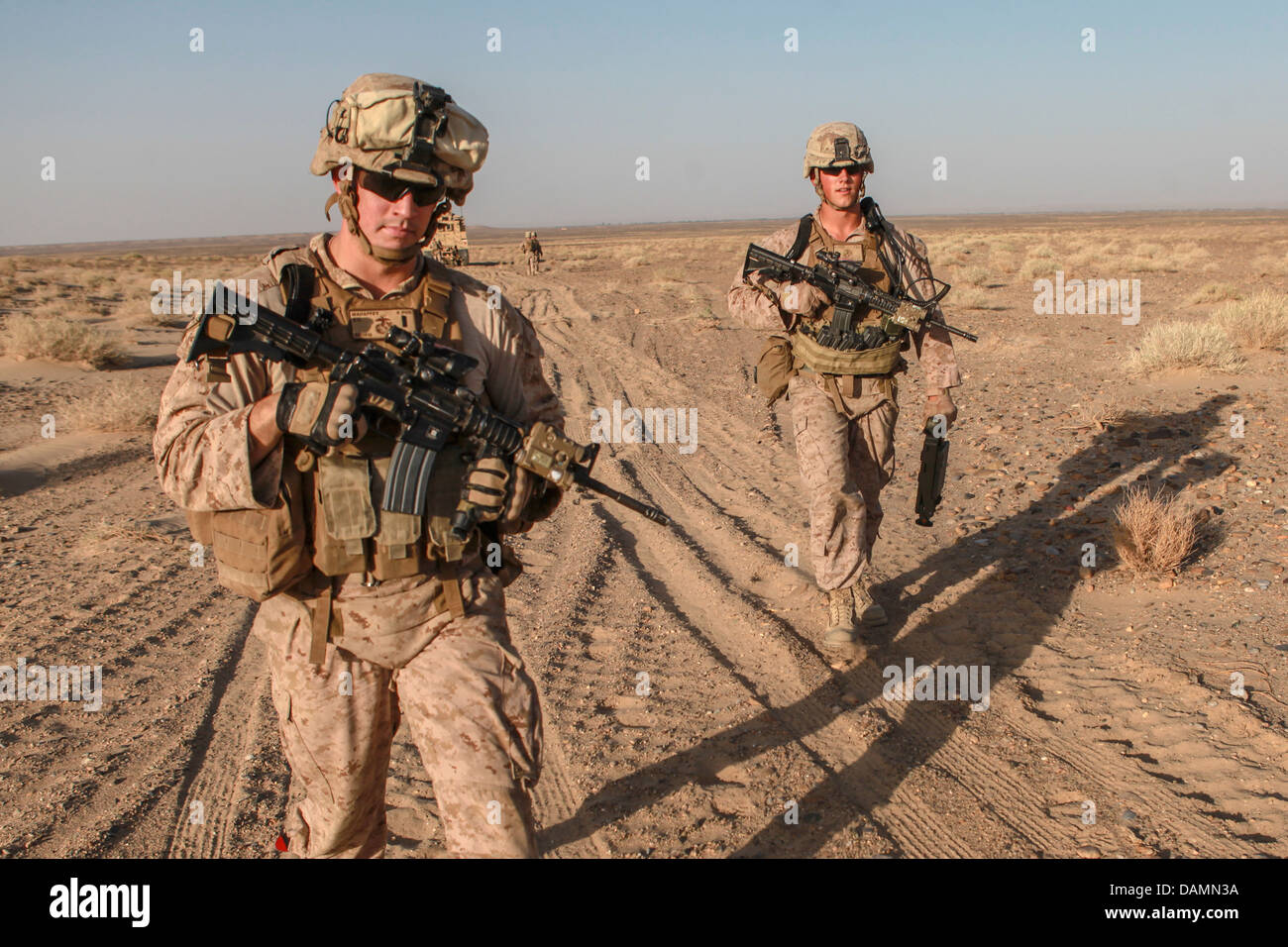 US-Marines während einer Patrouille für die Aufständischen in den Dörfern 5. Juli 2013 in der Provinz Helmand, Afghanistan. Stockfoto