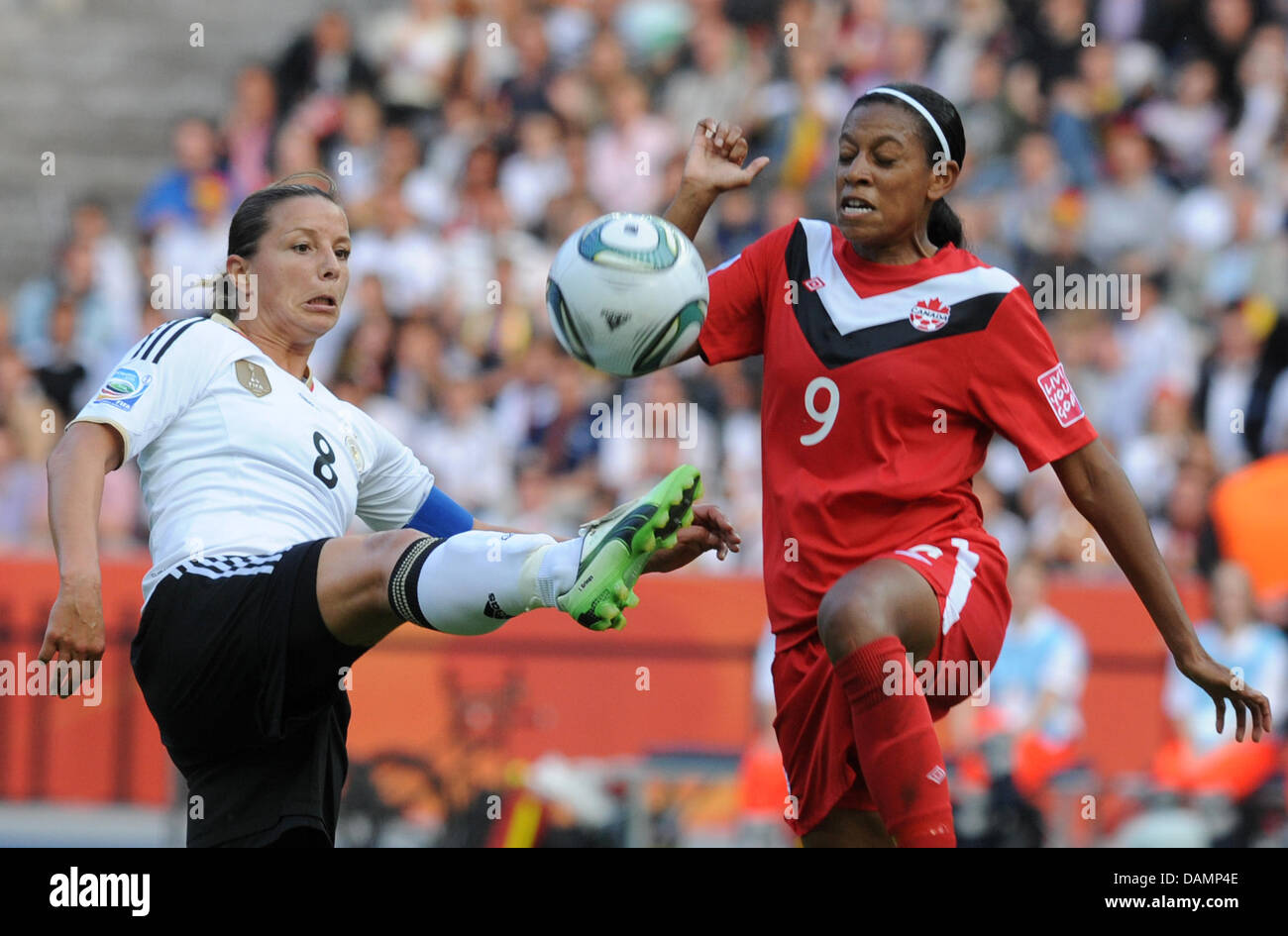 Inka Grings (L) von Deutschland und Candace Chapman von Kanada kämpfen um den Ball während der Gruppe Spiel Deutschland gegen Kanada der FIFA Frauen WM-Fußball-Turnier im Olympiastadion in Berlin, Deutschland, 26. Juni 2011. Foto: Rainer Jensen Dpa +++(c) Dpa - Bildfunk +++ Stockfoto