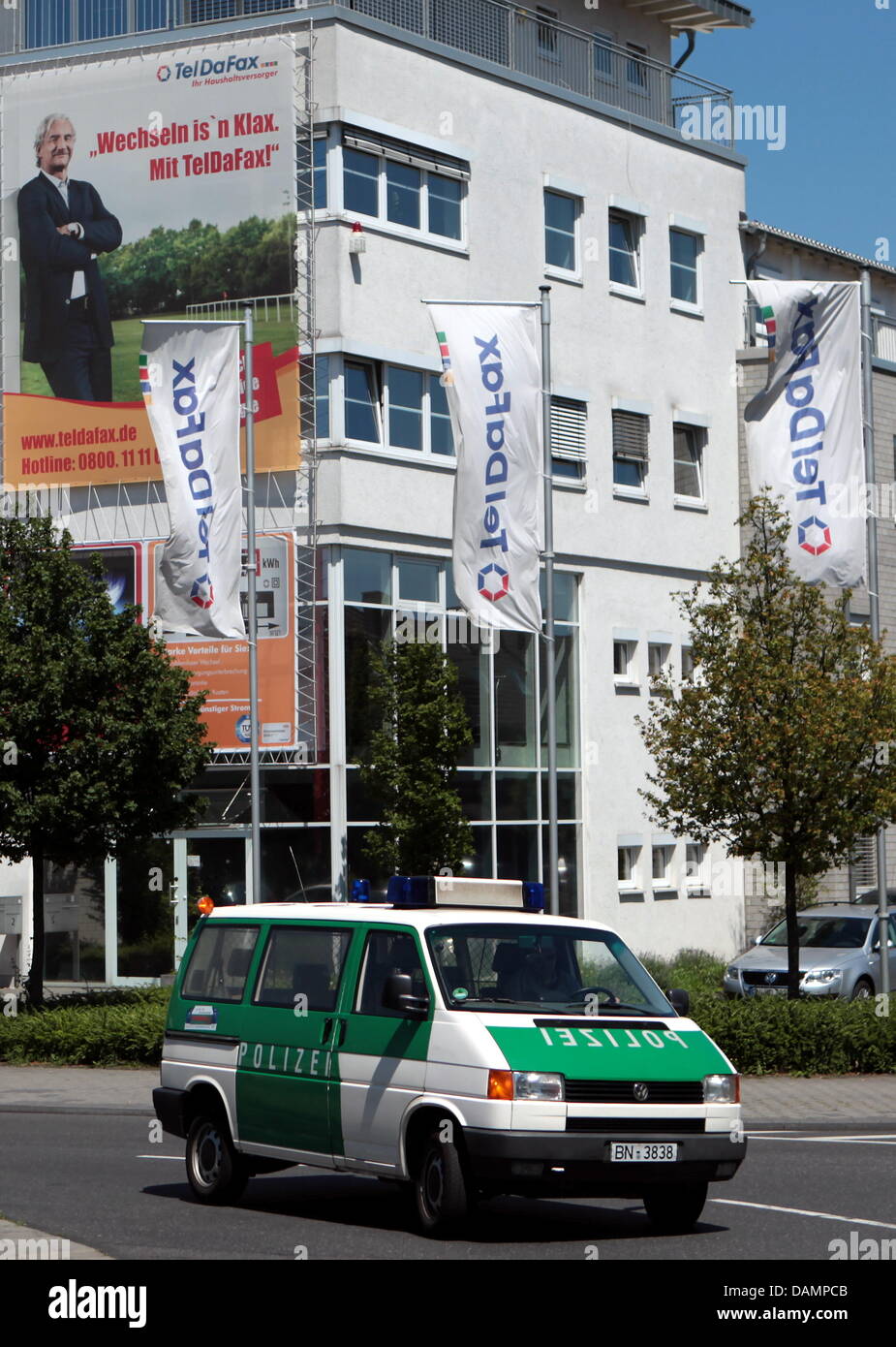 Ein Polizei-Fahrzeug verlässt die Büros des Unternehmens Teldafax in der Nähe von Bonn, Deutschland, 27. Juni 2011. Polizei und die Staatsanwaltschaft haben die Räume des insolventen Energie Stammesgründer Teldafax gesucht. Foto: Oliver Burg Stockfoto