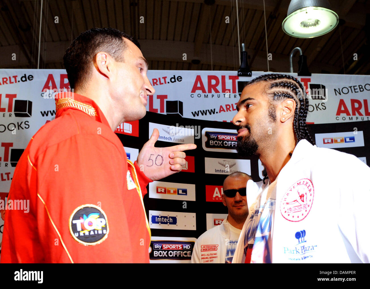 Schwergewichts-Boxer, Vladimir Klichko (L) und David Haye stehen einander gegenüber, während einer Pressekonferenz in Hamburg, Deutschland, 27. Juni 2011. Nächste Samstag, 2. Juli 2011, legen die WBO, IBF und WBA Boxen Assoziationen, die WM-Kampf findet in der Imtech-Arena. Foto: CHRISTIAN CHARISIUS Stockfoto