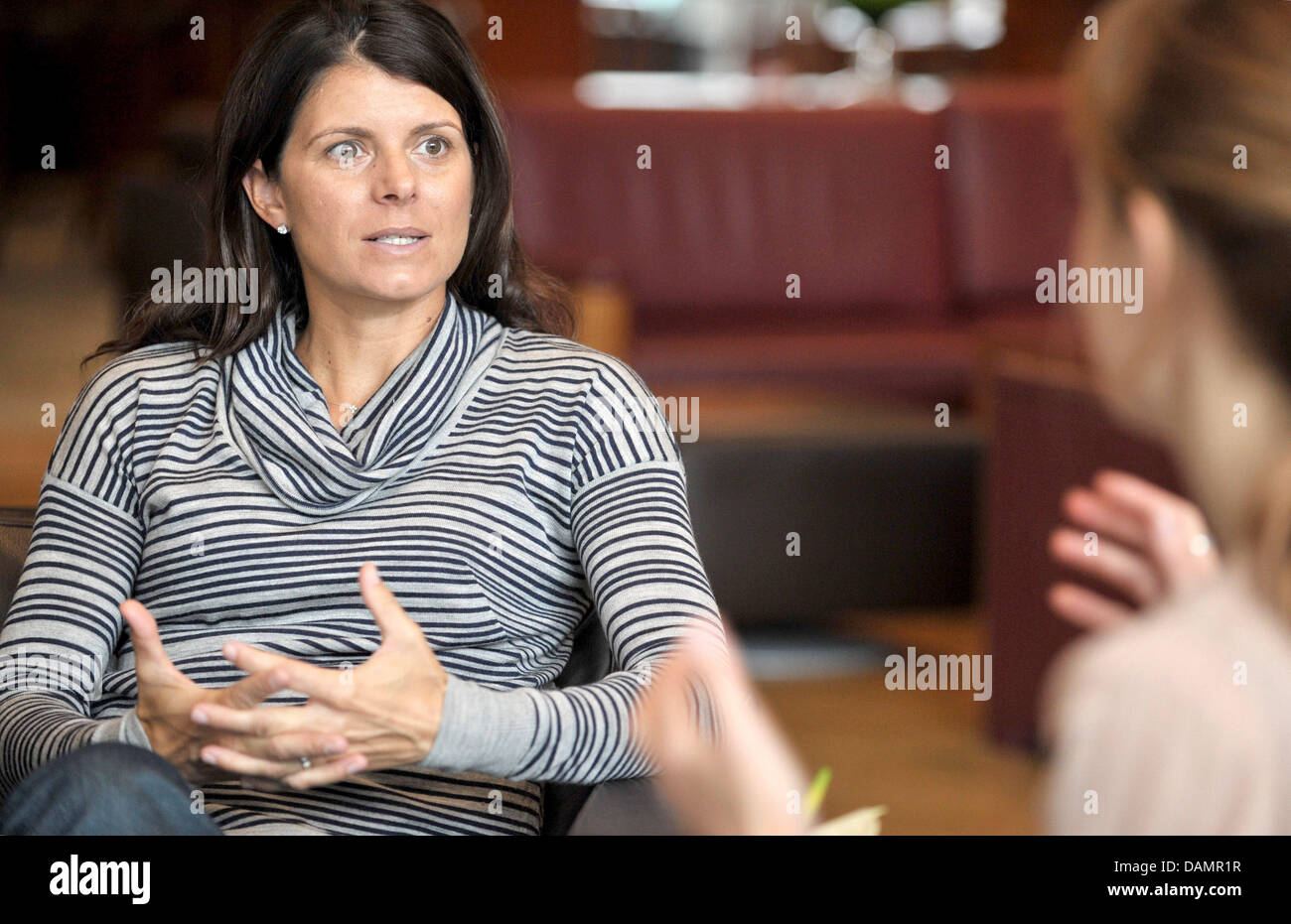 Ehemalige Fußball-Nationalspielerin Mia Hamm aus den USA spricht in einem Dpa-Gespräch in der Lobby des Interconti Hotels in Berlin, Deutschland, 24. Juni 2011. Hamm sieht die deutsche Mannschaft als am ehesten den Titel gewinnen. Foto: Carmen Jaspersen Stockfoto