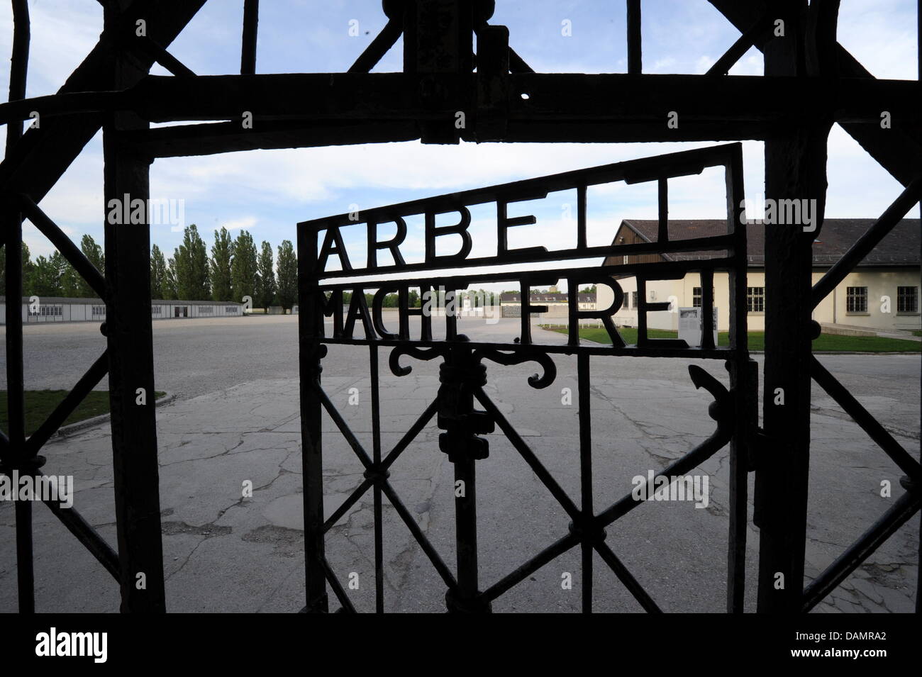 Das Tor mit dem Slogan "Arbeit Macht Frei" (Arbeit macht frei) steht am Eingang der KZ-Gedenkstätte Dachau, Deutschland, 16. Juni 2011 zu öffnen. Foto: Tobias Hase Stockfoto