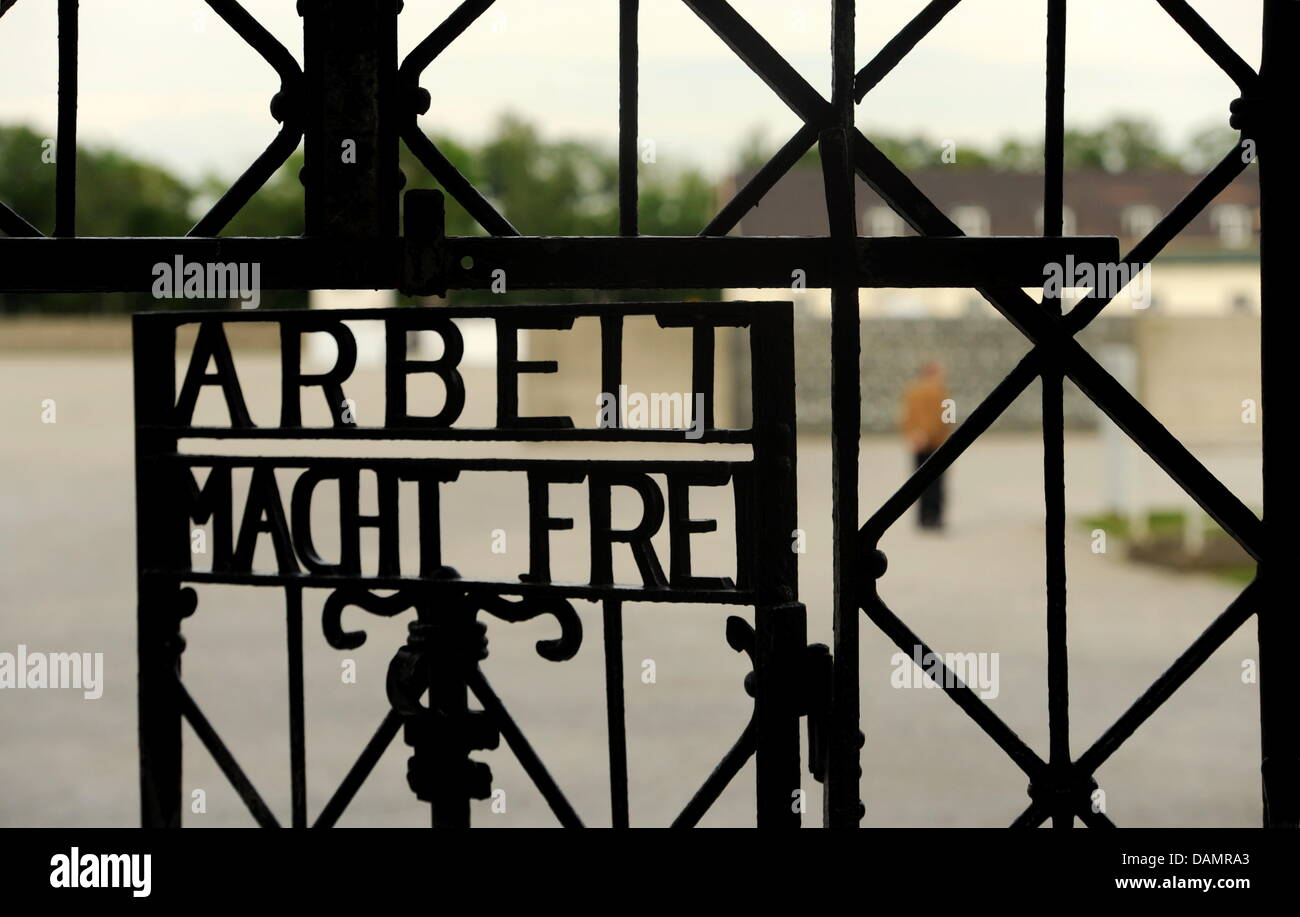 Das Tor mit dem Slogan "Arbeit Macht Frei" (Arbeit macht frei) steht am Eingang der KZ-Gedenkstätte Dachau, Deutschland, 16. Juni 2011 zu öffnen. Foto: Tobias Hase Stockfoto