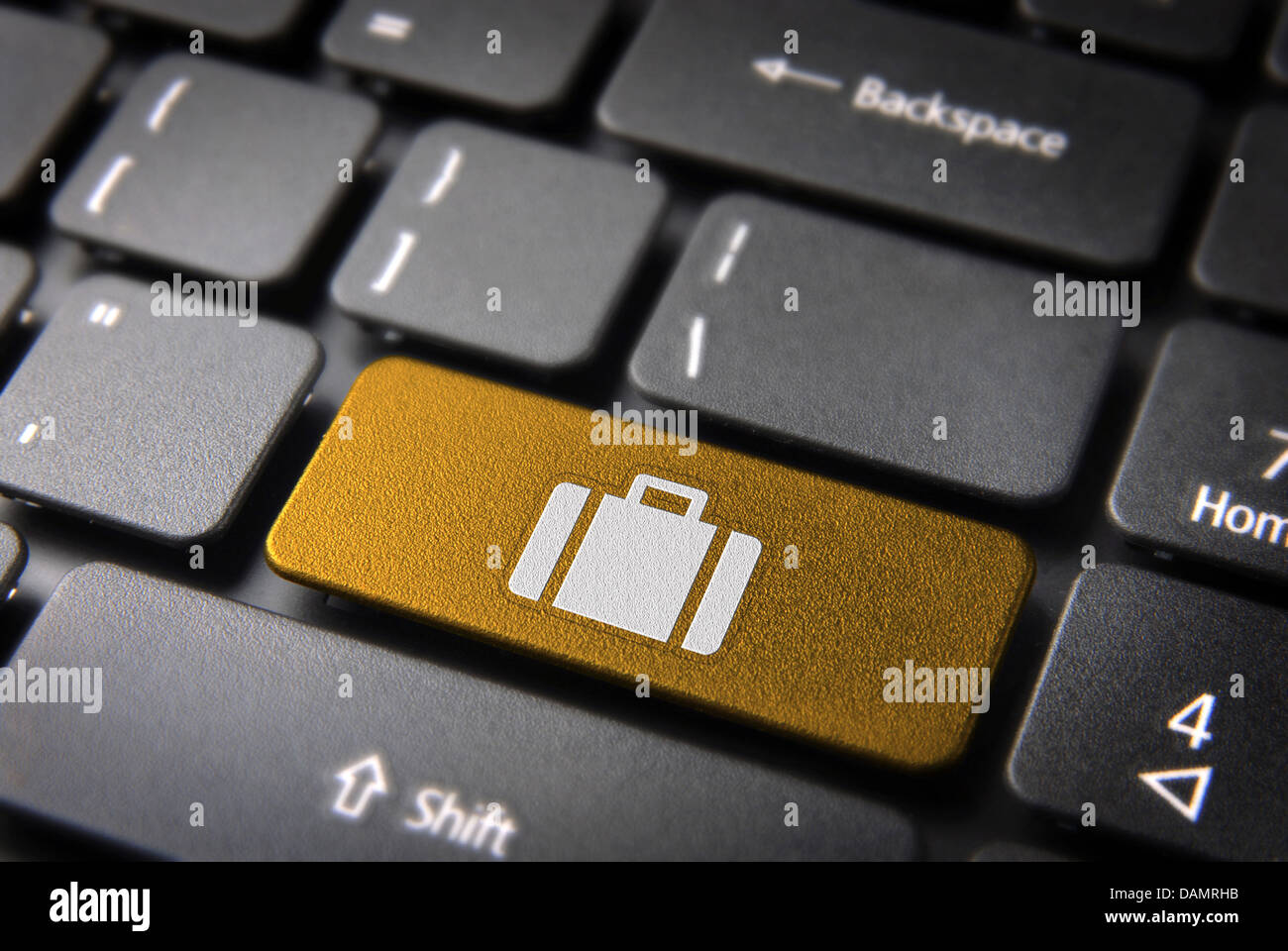 Geschäftsschlüssel mit Symbol Aktenkoffer auf Laptop-Tastatur. Im Preis inbegriffen Clipping-Pfad, so dass Sie leicht bearbeitet werden kann. Stockfoto
