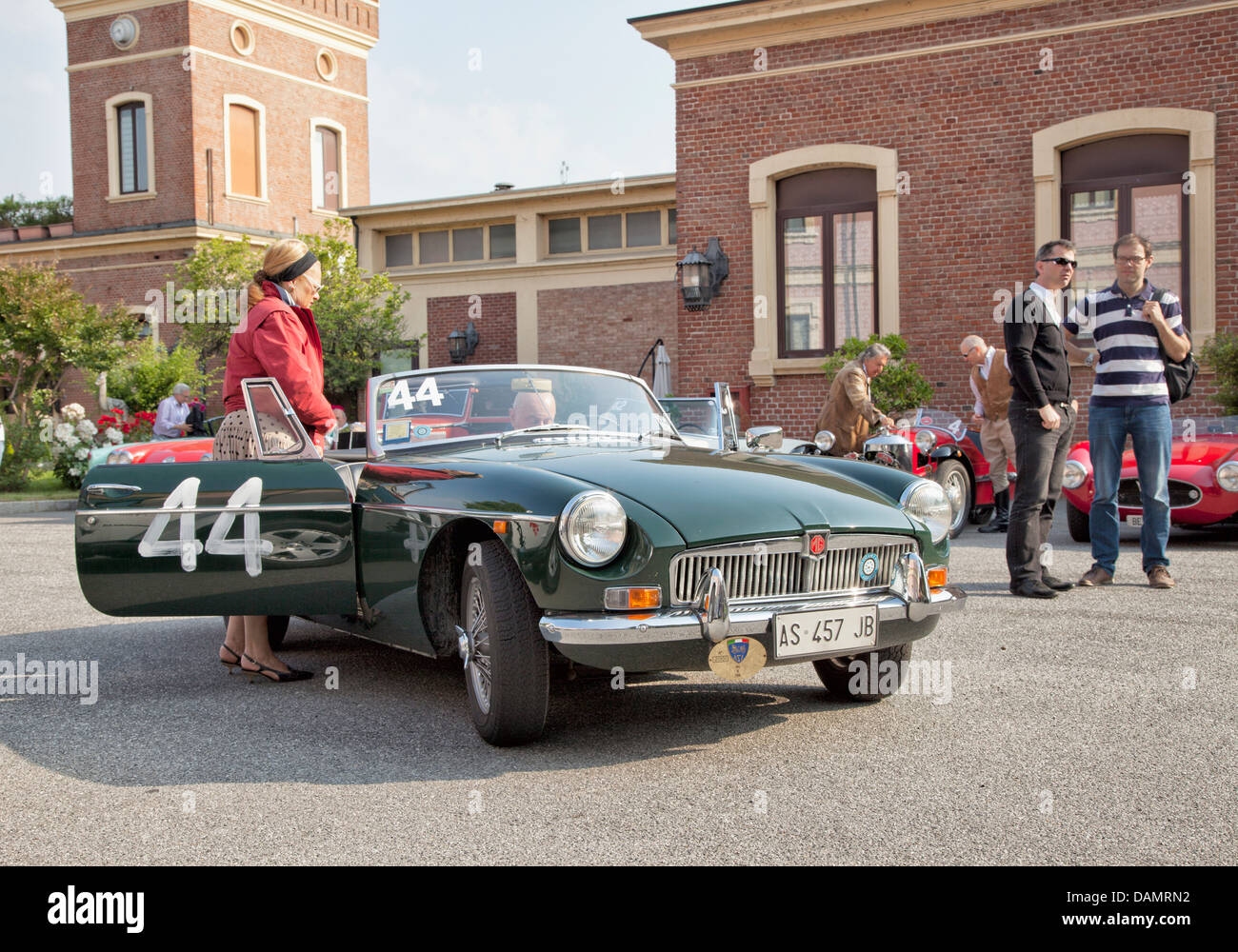 CASALE MONFERRATO, Italien - Juni 7: 1966 MG B DERBA Giuseppe RE Maria Teresa vor dem Start des Rennens der historischen Auto angetrieben Stockfoto