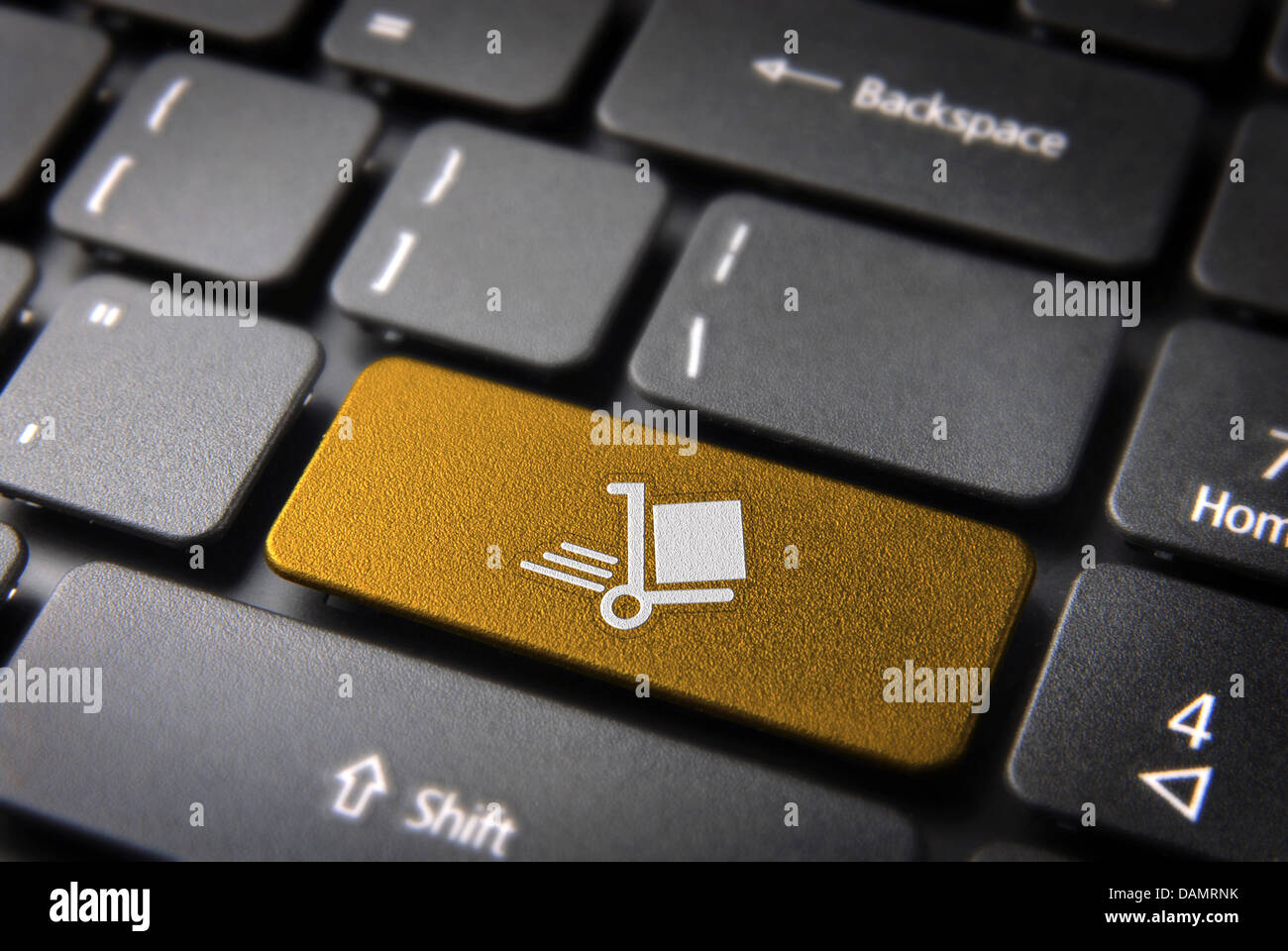 Lieferung Schlüssel mit Versand Einkaufswagen-Symbol für Laptop-Tastatur. Im Preis inbegriffen Clipping-Pfad, so dass Sie leicht bearbeitet werden kann. Stockfoto
