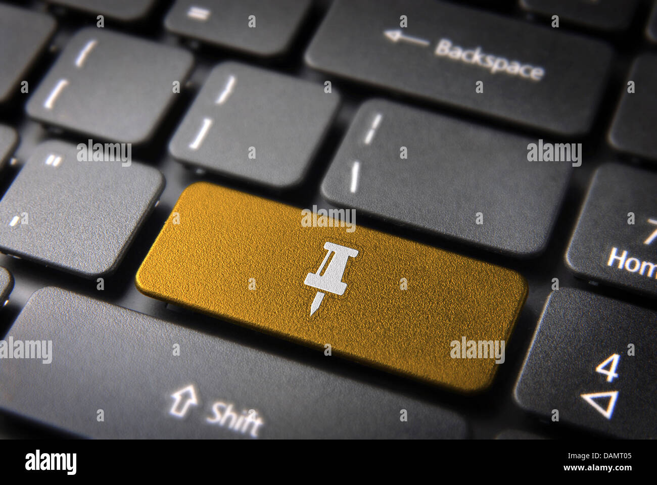 Papier Pin Schlüsselsymbol auf Laptop-Tastatur. Im Preis inbegriffen Clipping-Pfad, so dass Sie leicht bearbeitet werden kann. Stockfoto