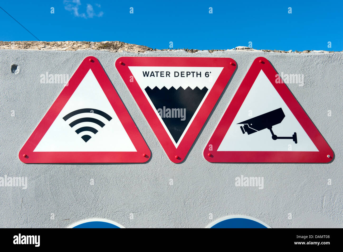 Zeichen, die tiefen Wasser CCTV WiFi Signal rotes Dreieck Stockfoto