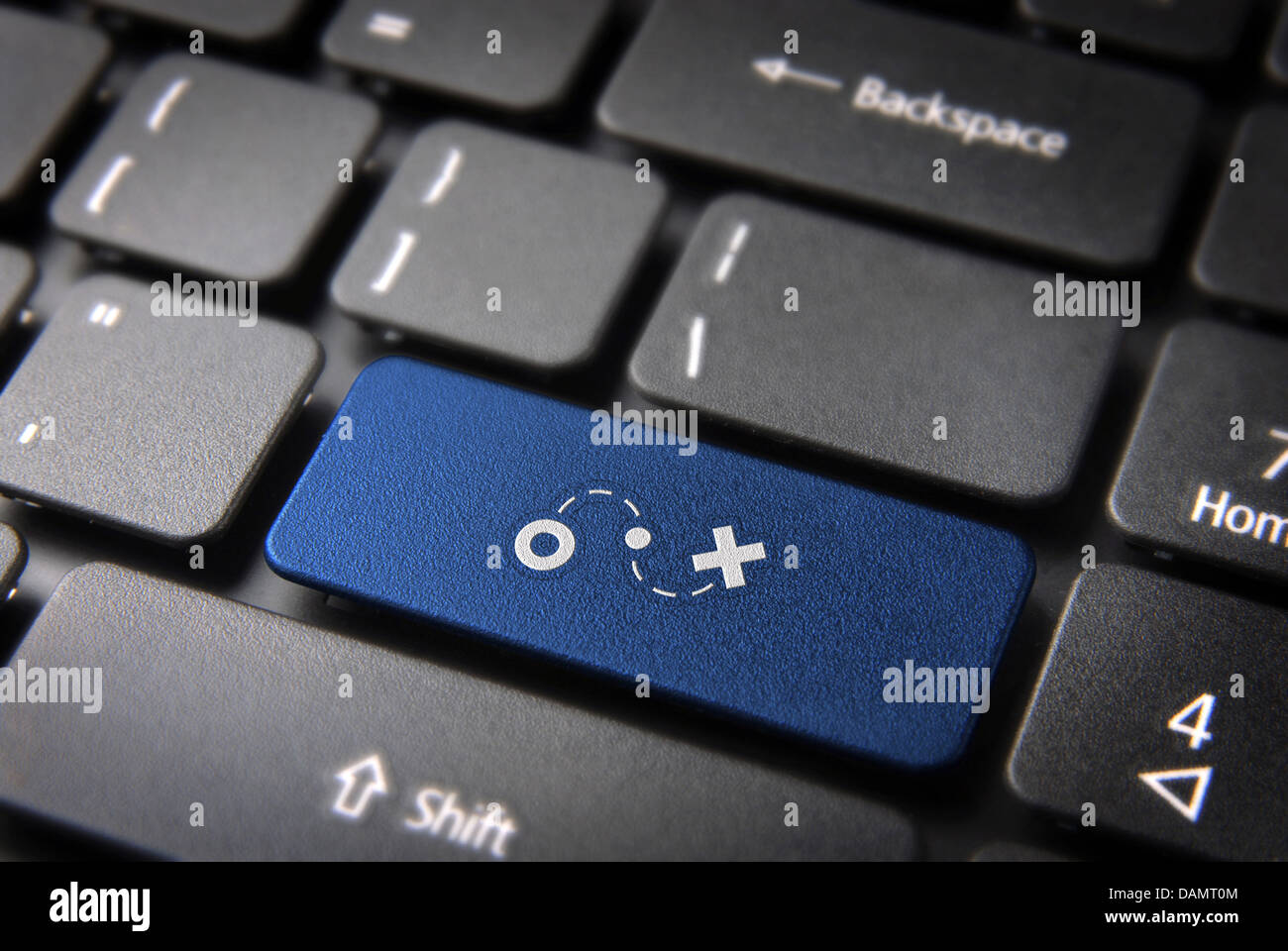 GPS-Schlüssel mit Standort-Symbol auf Laptop-Tastatur. Im Preis inbegriffen Clipping-Pfad, so dass Sie leicht bearbeitet werden kann. Stockfoto
