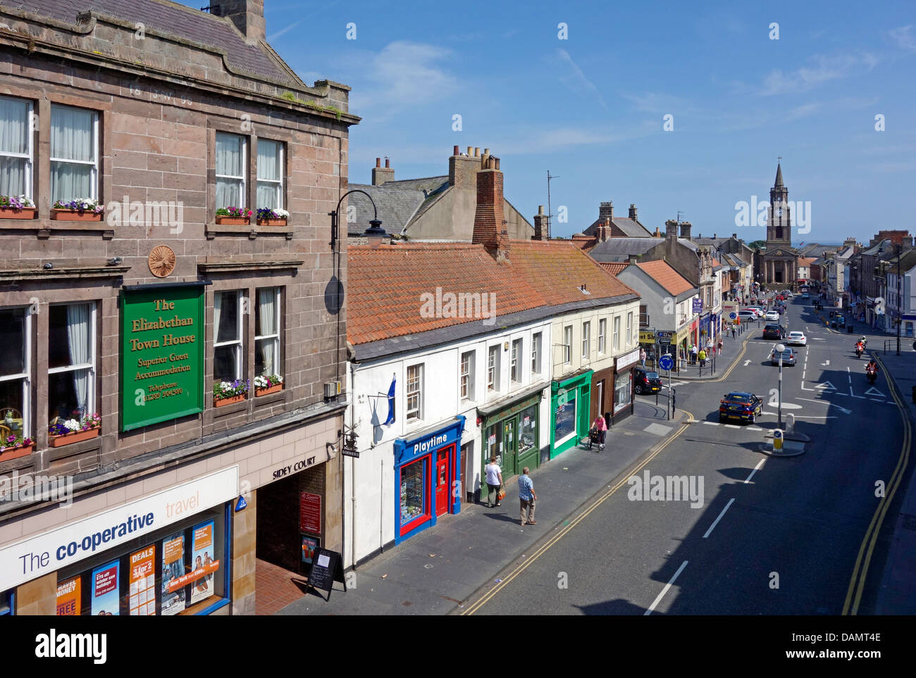 Der High Street in Berwick-upon-Tweed England gehörenden Lowry Land mit dem alten Rathaus rechts Stockfoto