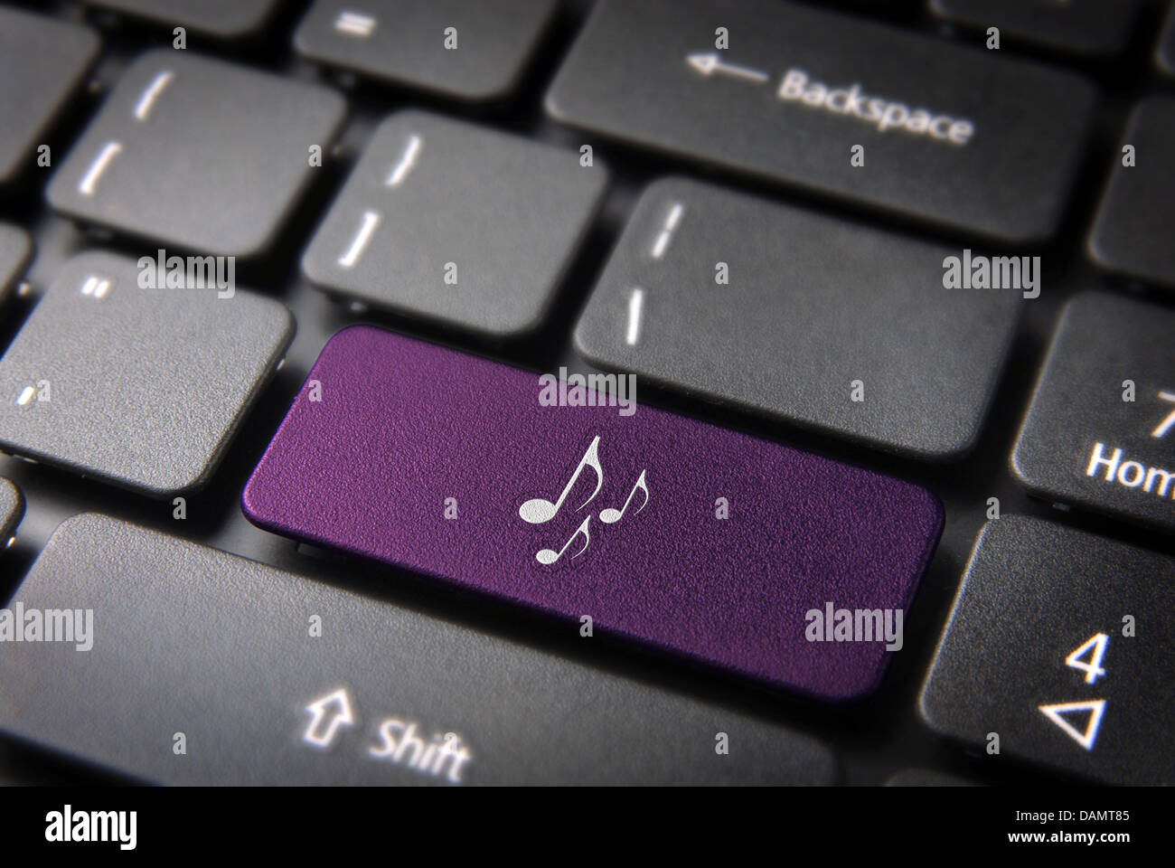 Unterhaltung-Schlüssel mit Musik-Noten-Symbol auf Laptop-Tastatur. Im Preis inbegriffen Clipping-Pfad, so dass Sie leicht bearbeitet werden kann. Stockfoto
