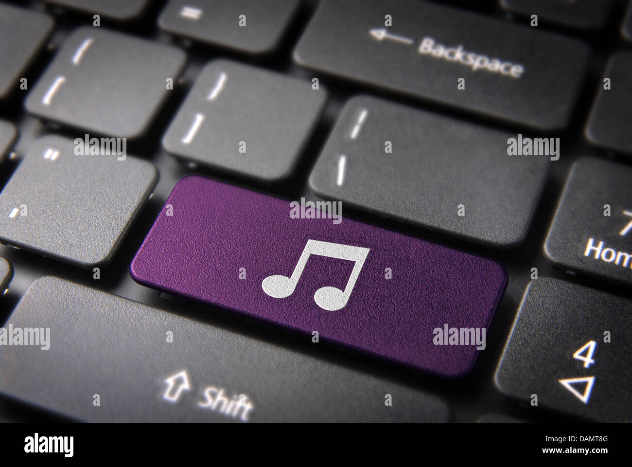 Unterhaltung-Schlüssel mit Musik Notizsymbol auf Laptop-Tastatur. Im Preis inbegriffen Clipping-Pfad, so dass Sie leicht bearbeitet werden kann. Stockfoto