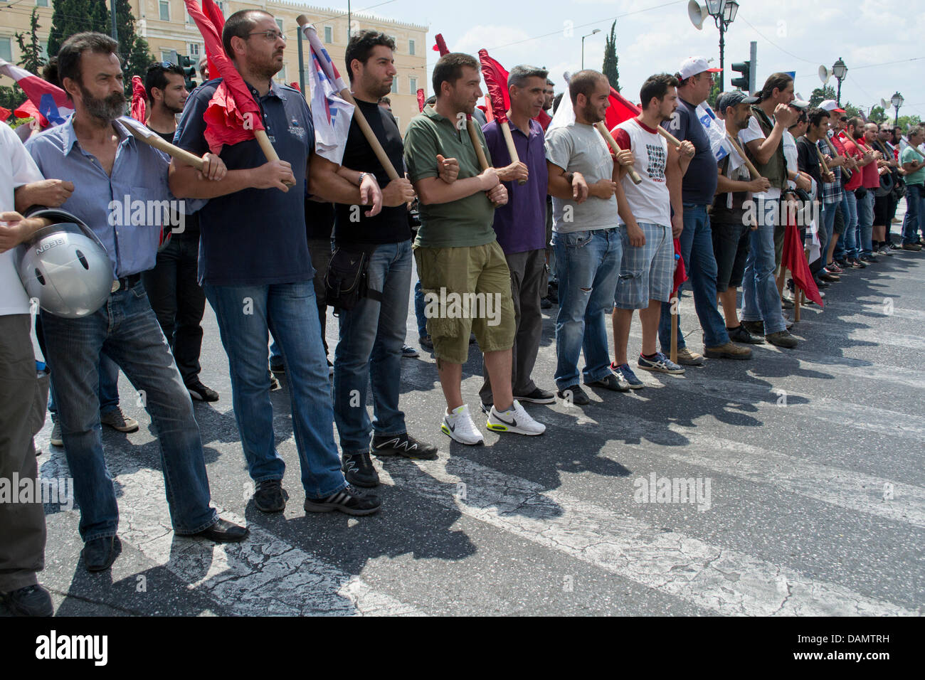 Athen, Griechenland, 16. Juli 2013. Private und Gewerkschaften des öffentlichen Sektors halten einen Generalstreik gegen Sparprogramm Griechenlands zu protestieren. Tausenden treffen die Straßen von Athen schreien vor Wut gegen die bevorstehenden 12.500 Entlassungen. Bildnachweis: Nikolas Georgiou/Alamy Live-Nachrichten Stockfoto