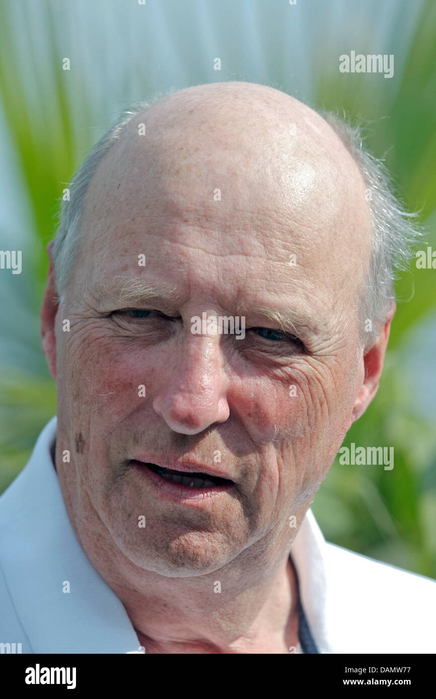 König Harald v. von Norwegen steht in Glücksburg, Deutschland, 29. Juni 2011. Die norwegische Monarch nimmt Teil in die Segelregatta "Rolex Baltic Week" und dieses Jahr 8-Meter-Klasse World Championships in der 73 Jahre alte, im Besitz der Familie Yacht.  Foto: Markus Scholz Stockfoto