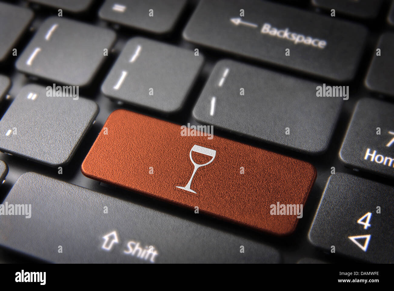 Essen-Schlüssel mit Weinglas Symbol auf Laptop-Tastatur. Im Preis inbegriffen Clipping-Pfad, so dass Sie leicht bearbeitet werden kann. Stockfoto