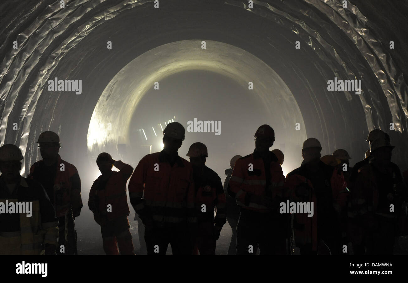 Einige Bergleute stehen im Blessberg Tunnel in der Nähe von Theuern