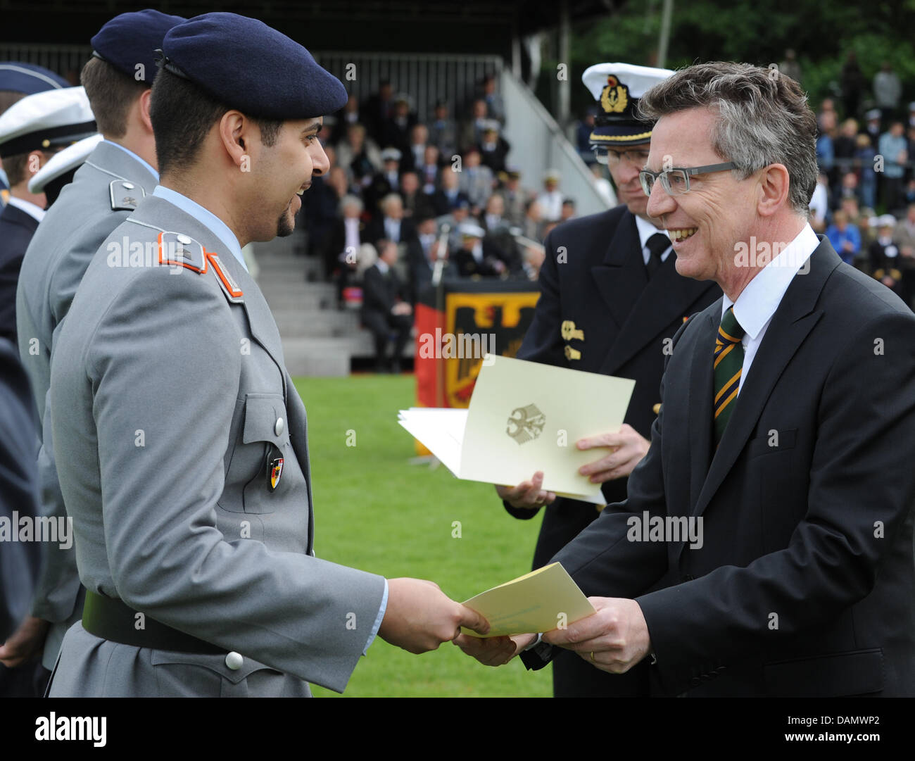 Minister of Defence Thomas de Maiziere (R) gratuliert Soldaten während der Förderung-Appell an der Helmut-Schmidt-Universität der Bundeswehr Universität. Mehr als 400 Kadetten wurden Leutnants. Foto: Angelika Warmuth Stockfoto