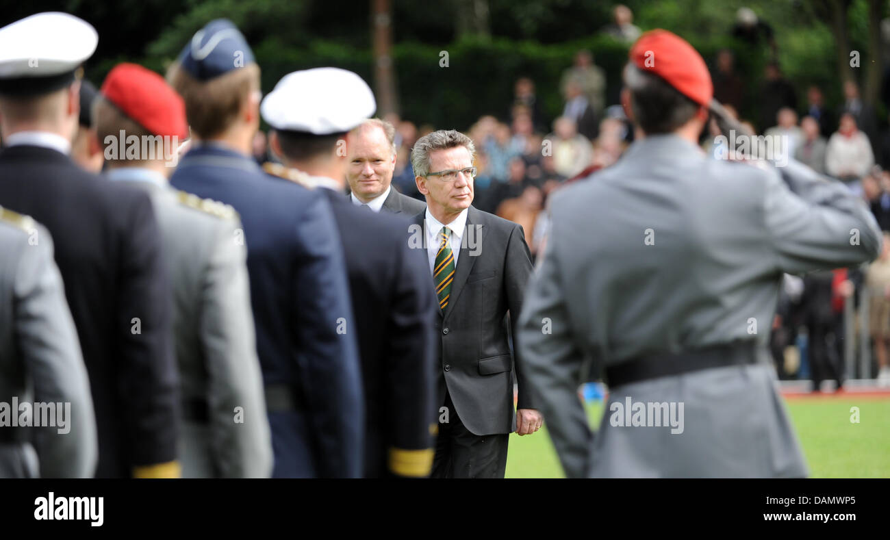 Minister der Verteidigung Thomas de Maiziere (M) und Hamburgs Senator für innere Angelegenheiten Michael Neumann (Mitte L) Spaziergang durch Soldaten während der Förderung-Appell an der Helmut-Schmidt-Universität der Bundeswehr Universität. Mehr als 400 Kadetten wurden Leutnants. Foto: Angelika Warmuth Stockfoto