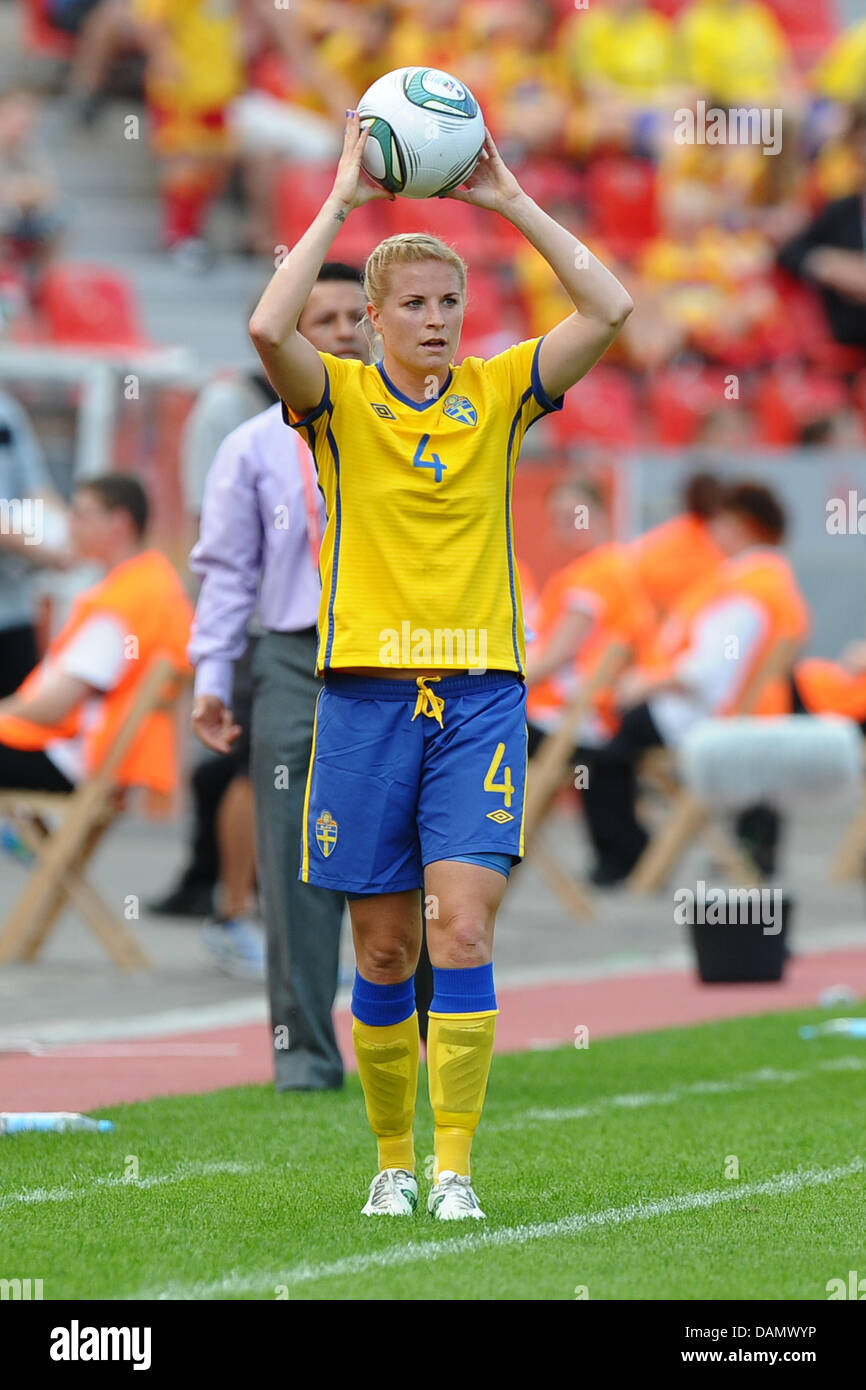 Schwedens Annica Svensson wirft den Ball während der Vorrunde der FIFA Frauen Fußball WM Spiel zwischen Kolumbien und Schweden in Leverkusen, Deutschland, 28. Juni 2011. Foto: Revierfoto Stockfoto