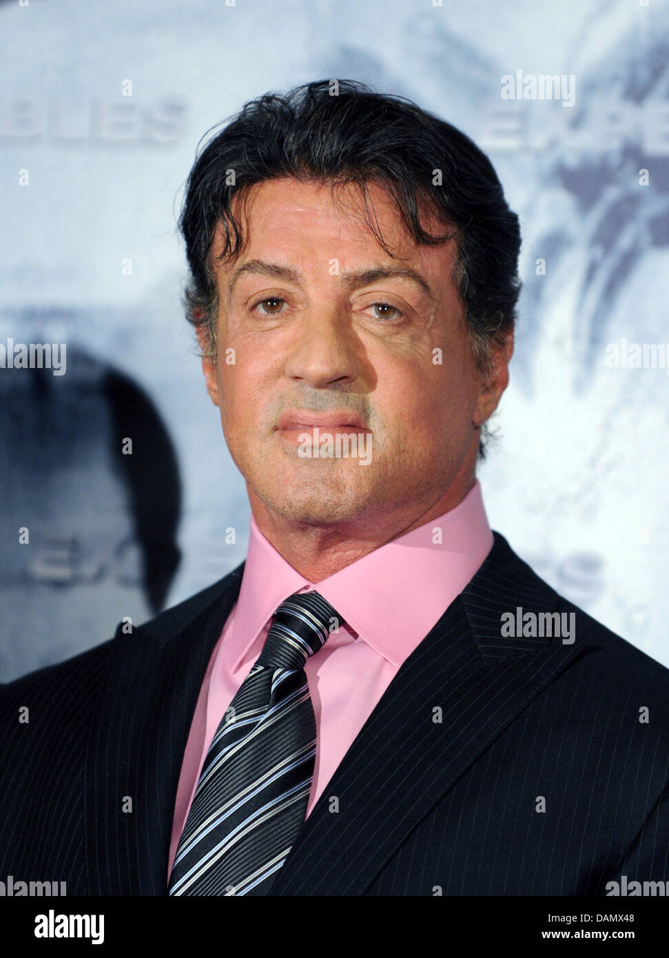 (Dpa Datei) - eine Archiv Bild, datiert 6. August 2010, zeigt uns Hollywood-Schauspieler Sylvester Stallone in Berlin, Deutschland.  Stallone, wer am 6. Juli 2011 65 Jahre alt wird, ist offenbar bereits seine nächste Aktion Rolle vorzubereiten.  Foto: Soeren Stache) Stockfoto