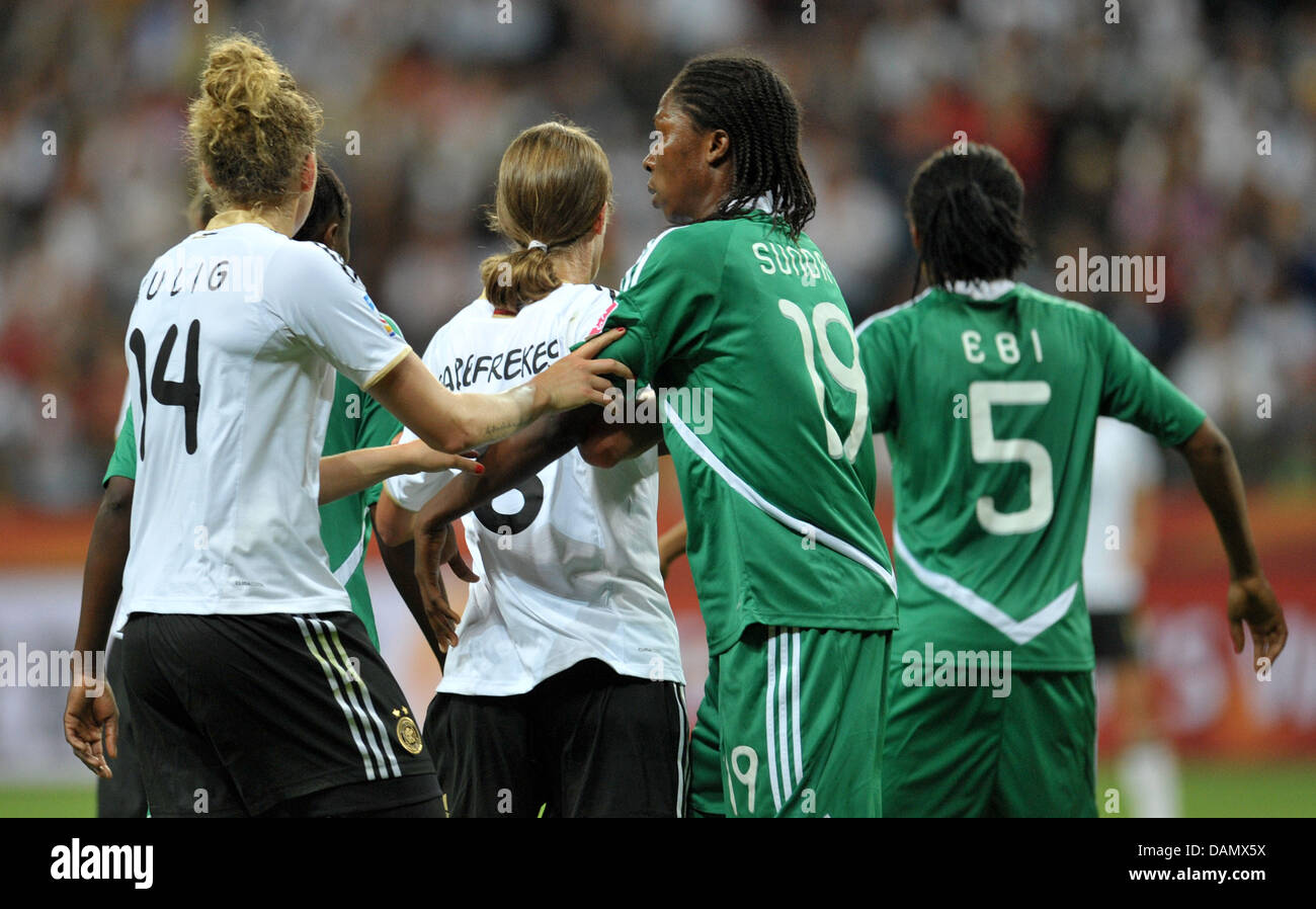 Deutschlands Kim Kulig (L) gegen Nigerias Uchechi Sonntag während einer Gruppe A Spiel Deutschland gegen Nigeria der FIFA Frauen WM-Fußball-Turnier bei der FIFA Frauen WM-Stadion in Frankfurt am Main, 30. Juni 2011. Deutschland gewann das Spiel mit 1: 0. Foto: Carmen Jaspersen Dpa/lhe Stockfoto