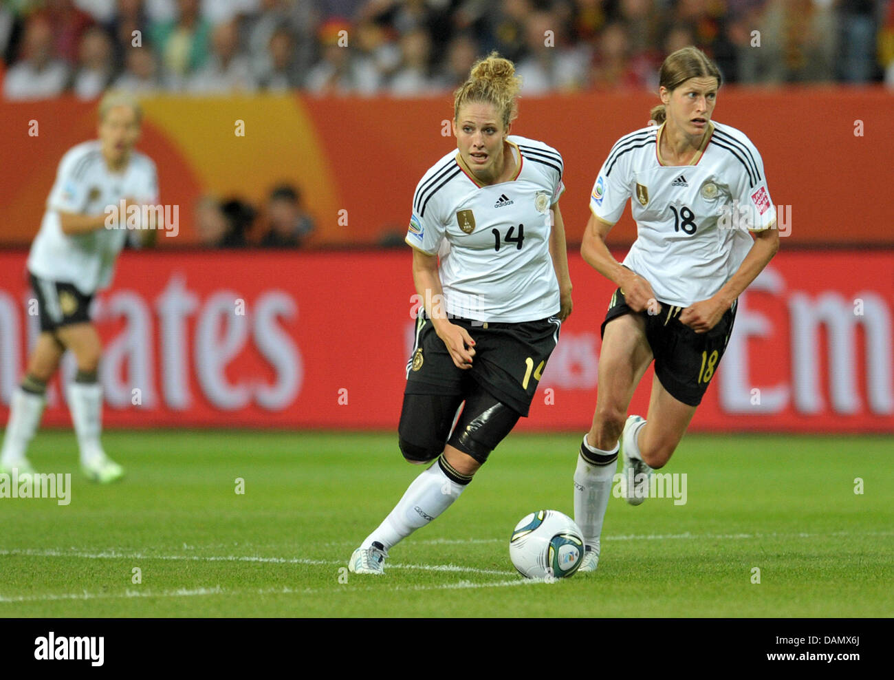Kim Kulig (l) und Kerstin Garefrekes in Aktion während der Gruppe A Deutschland Spiel Deutschland gegen Nigeria der FIFA Frauen WM-Fußball-Turnier bei der FIFA Frauen WM-Stadion in Frankfurt am Main, 30. Juni 2011. Deutschland gewann das Spiel mit 1: 0. Foto: Carmen Jaspersen Dpa/lhe Stockfoto
