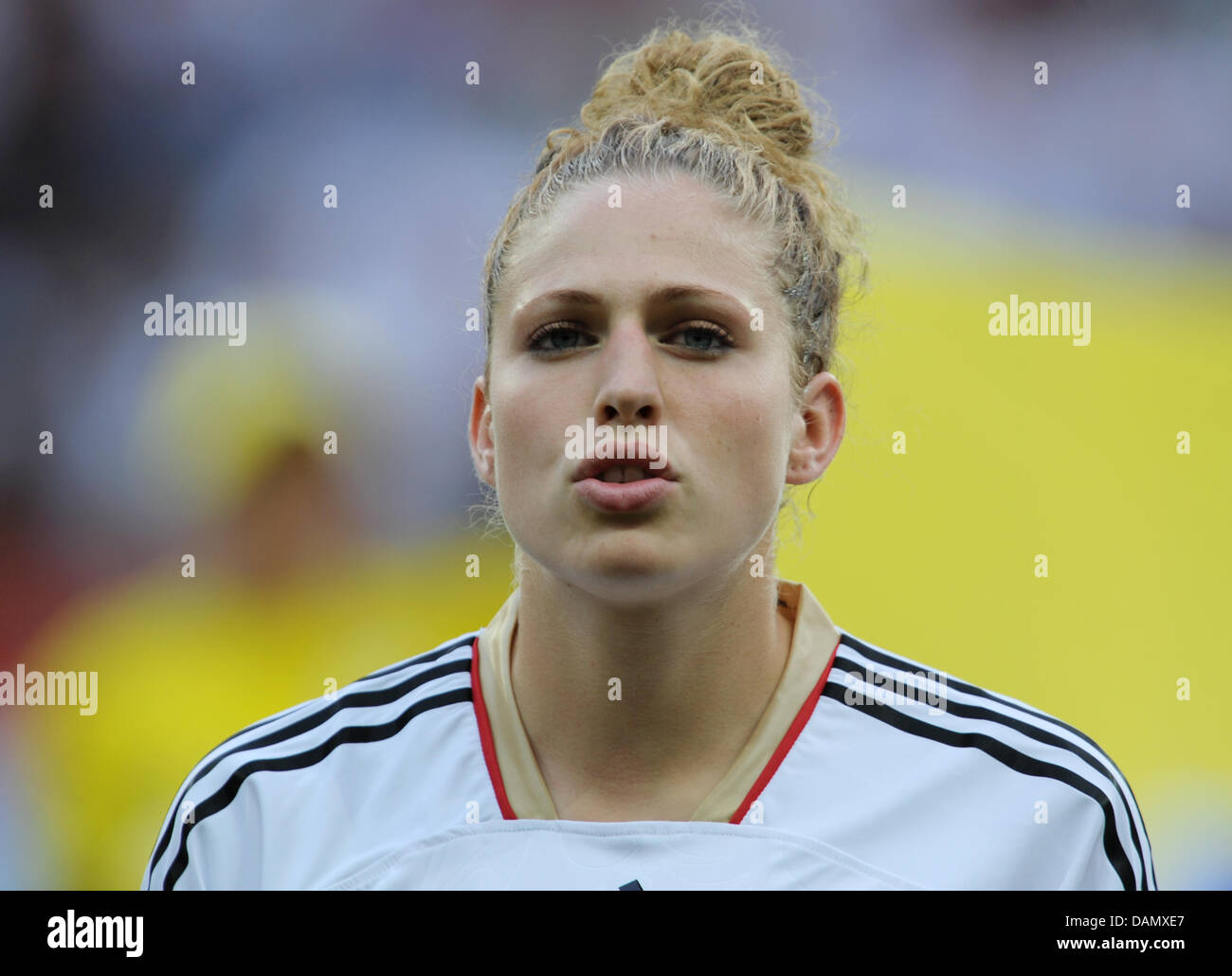 Kim Kulig Deutschlands ist im Bild vor der Gruppe A Spiel Deutschland gegen Nigeria der FIFA Frauen WM-Fußball-Turnier bei der FIFA Frauen WM-Stadion in Frankfurt am Main, 30. Juni 2011. Deutschland gewann das Spiel mit 1: 0. Foto: Arne Dedert Dpa/lhe Stockfoto