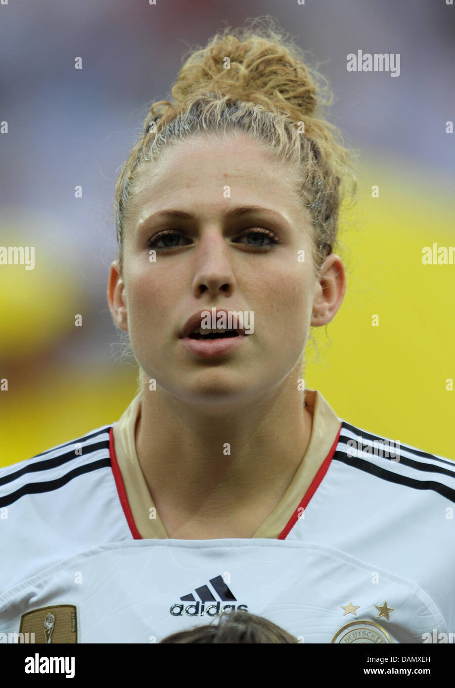 Kim Kulig Deutschlands ist im Bild vor der Gruppe A Spiel Deutschland gegen Nigeria der FIFA Frauen WM-Fußball-Turnier bei der FIFA Frauen WM-Stadion in Frankfurt am Main, 30. Juni 2011. Deutschland gewann das Spiel mit 1: 0. Foto: Arne Dedert Dpa/lhe Stockfoto