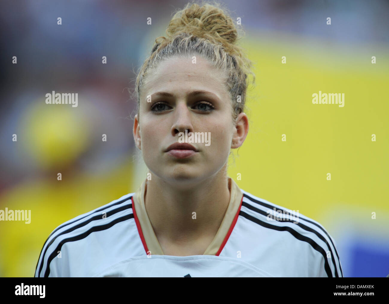 Kim Kulig Deutschlands ist im Bild vor der Gruppe A Spiel Deutschland gegen Nigeria der FIFA Frauen WM-Fußball-Turnier bei der FIFA Frauen WM-Stadion in Frankfurt am Main, 30. Juni 2011. Deutschland gewann das Spiel mit 1: 0. Foto: Arne Dedert Dpa/lhe Stockfoto