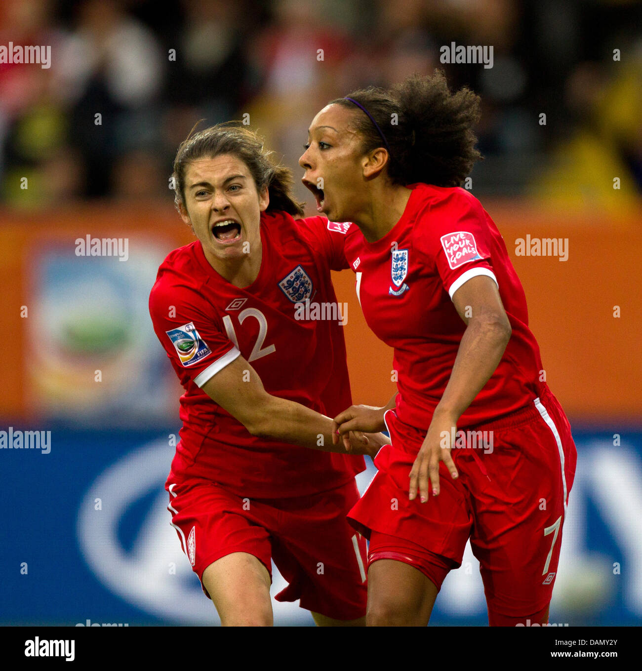 Jessica Clarke (R) von England feiert mit Teamkollege Karen Carney nach scoring 1-2 in der Gruppe B gegen England der FIFA Frauen WM-Fußball-Turnier im Rudolf-Harbig-Stadium in Dresden, Deutschland, 1. Juli 2011-New Zealand Spiel. Foto: Jens Wolf Dpa/Lsn +++(c) Dpa - Bildfunk +++ Stockfoto