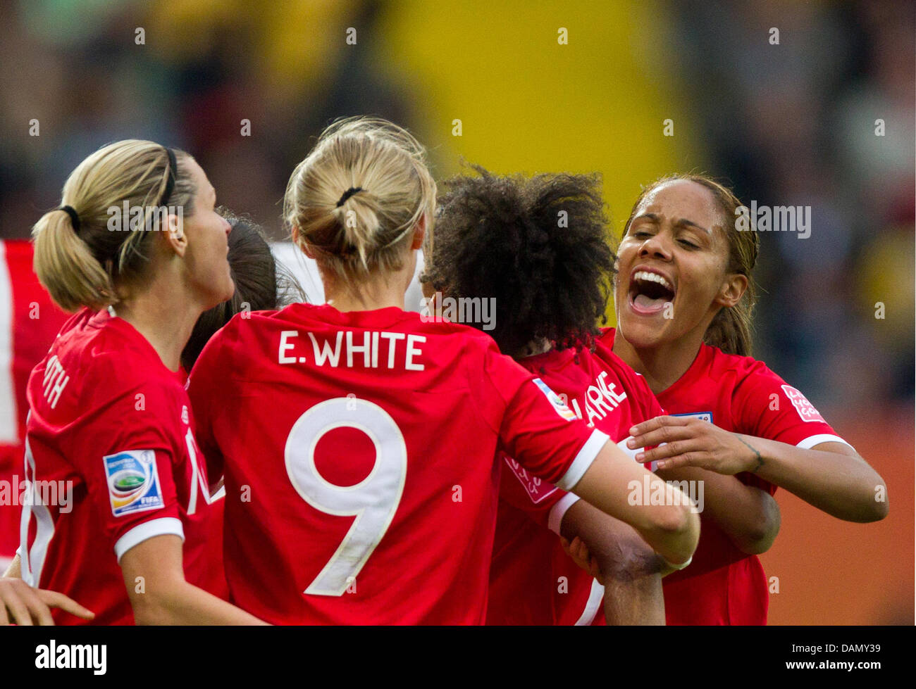 Alex Scott (R-L), Jessica Clarke, Ellen White und Kelly Smith feiern nach der Gruppe B Spiel Deutschland gegen England der FIFA Frauen WM-Fußball-Turnier im Rudolf-Harbig-Stadium in Dresden, Deutschland, 1. Juli 2011. England 2: 1 gewonnen. Foto: Jens Wolf Dpa/Lsn +++(c) Dpa - Bildfunk +++ Stockfoto
