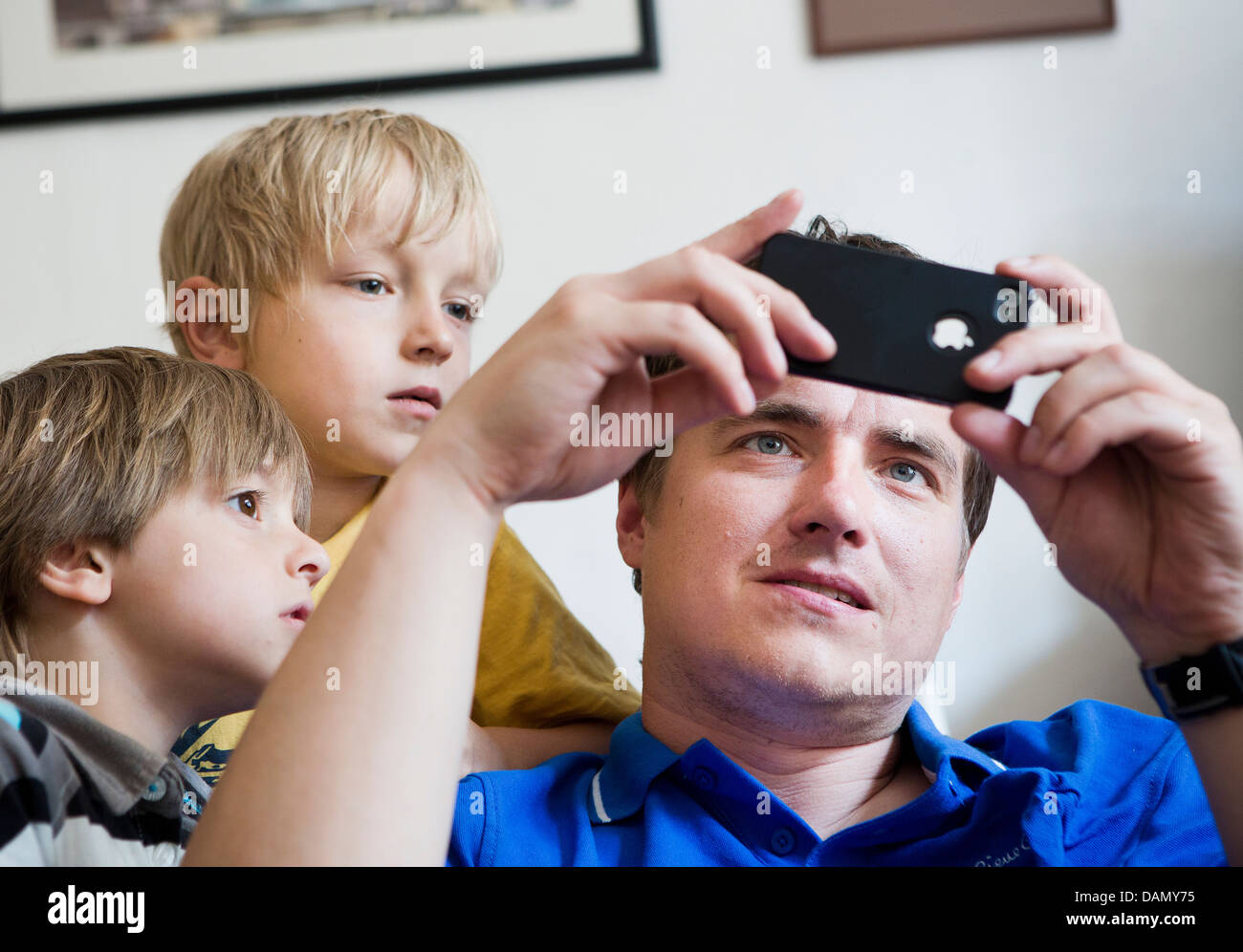 Vater, Onkel, Mann, Mann, Kind, junge, Spaß, Spiel, Computerspiel, Applikation, iPhone, Apple, Smartphone Stockfoto