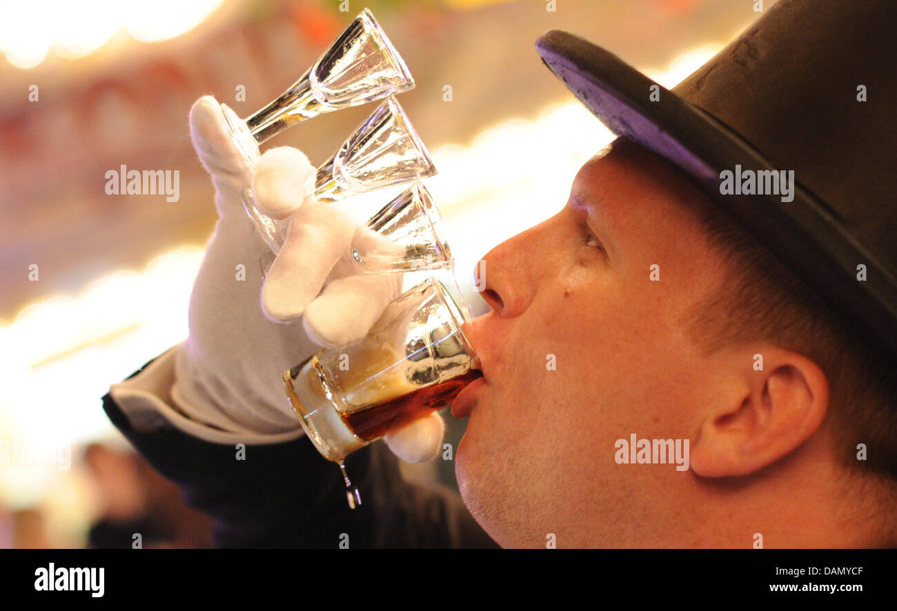 Ein Mann trinkt eine Kaskade von "Luettje Lage" an der 482. Schützenfest in  Hannover, 1. Juli 2011. das Nationalgetränk der Hannover - so genannte "Luettje  Lage" - ist ein Glas ein spezielles