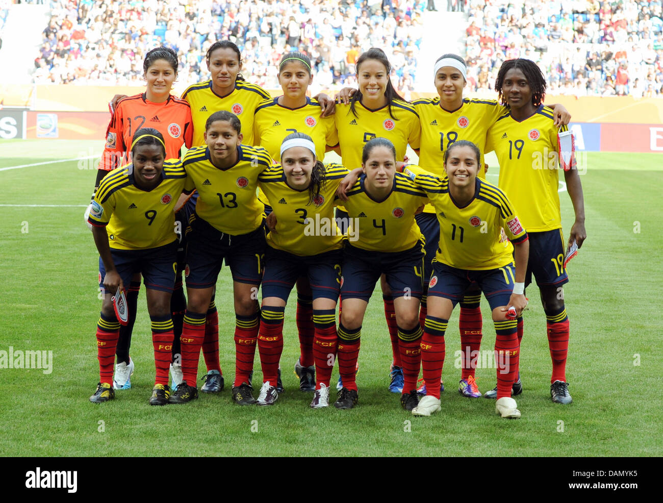 Team von Kolumbien Posen (wieder L-R) Sandra Sepulveda, Kelis Peduzine Catalina Usme, Nataly Arias, Katerin Castro, Fatima Montano; (Front L-R) Carmen Rodallega Yulieth Dominguez, Natalia Gaitan, Diana Ospina, Liana Salazar; für ein Gruppenfoto vor der Gruppe C Spiel USA gegen Kolumbien der FIFA Frauen WM-Fußball-Turnier in der Rhein-Neckar-Arena in Sinsheim, Deutschland, 02 Stockfoto